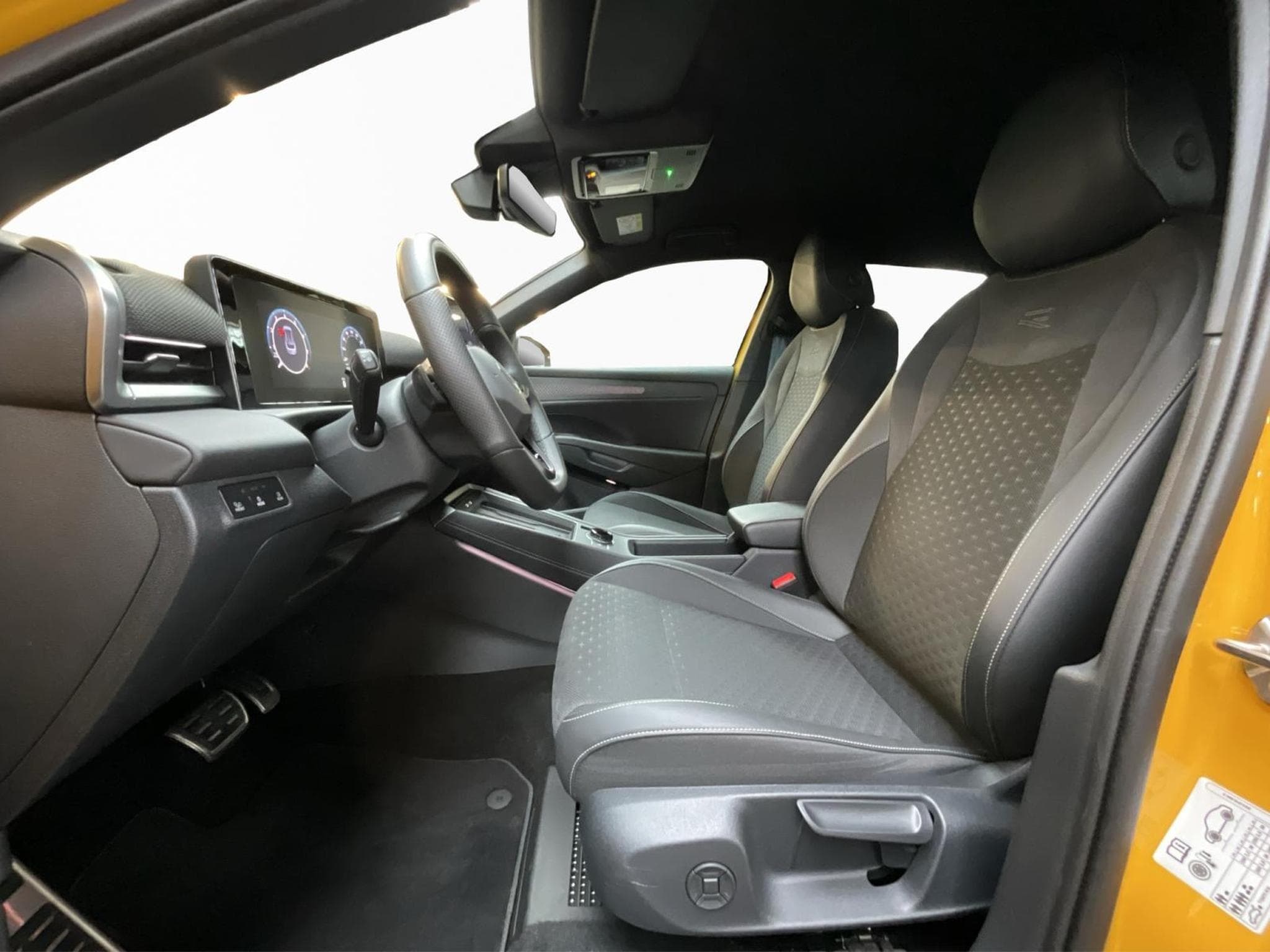 VW T-Roc R-Line+DSG+P.Park+P.Tech.+P.Design+Harman (2025) - Photo 9