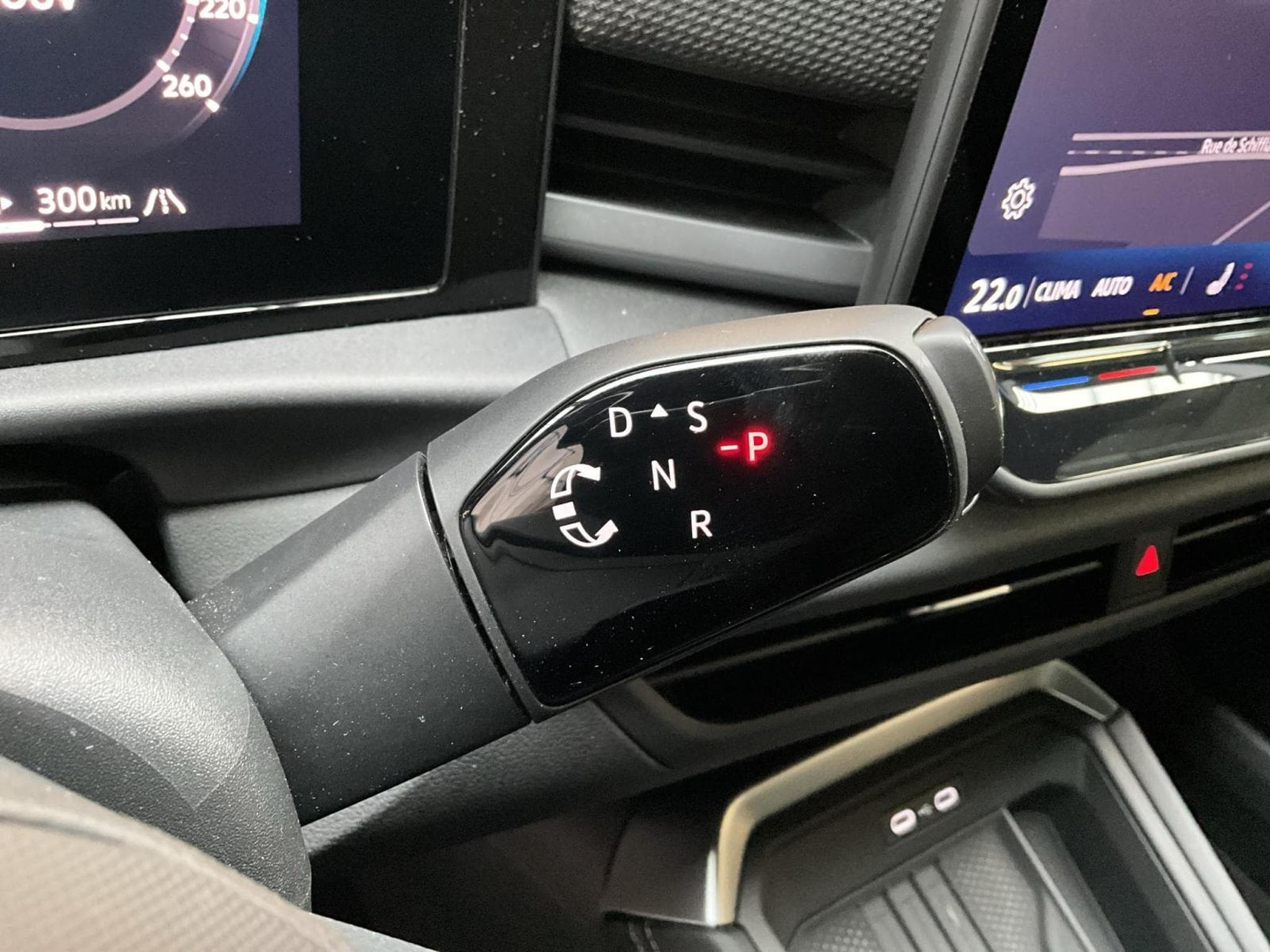 VW T-Roc R-Line+DSG+P.Park+P.Tech.+P.Design+Harman (2025) - Photo 12