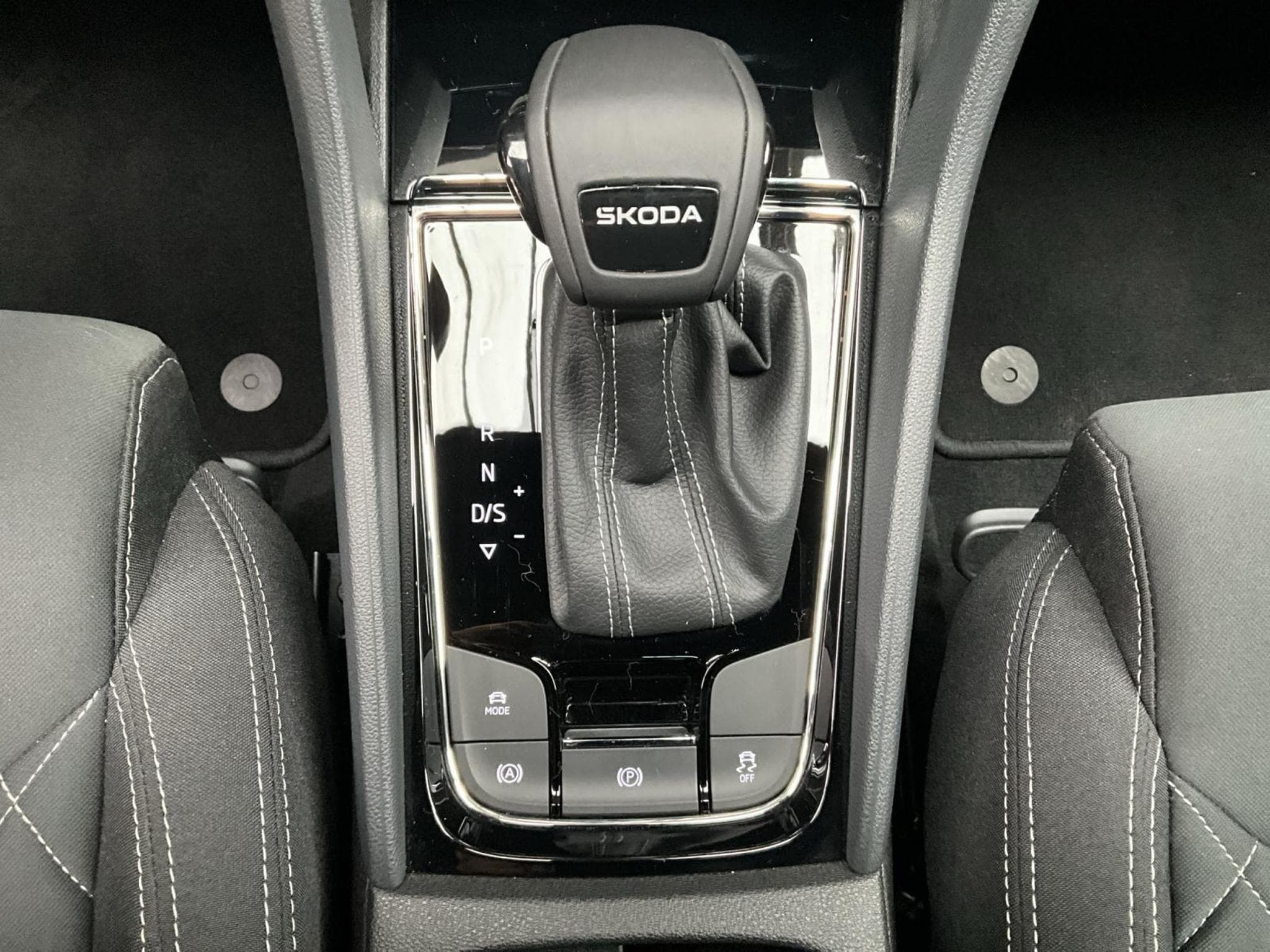 Skoda Karoq Sportline+DSG+LED+NAVI+AHK+P.Travel (2025) - Photo 12