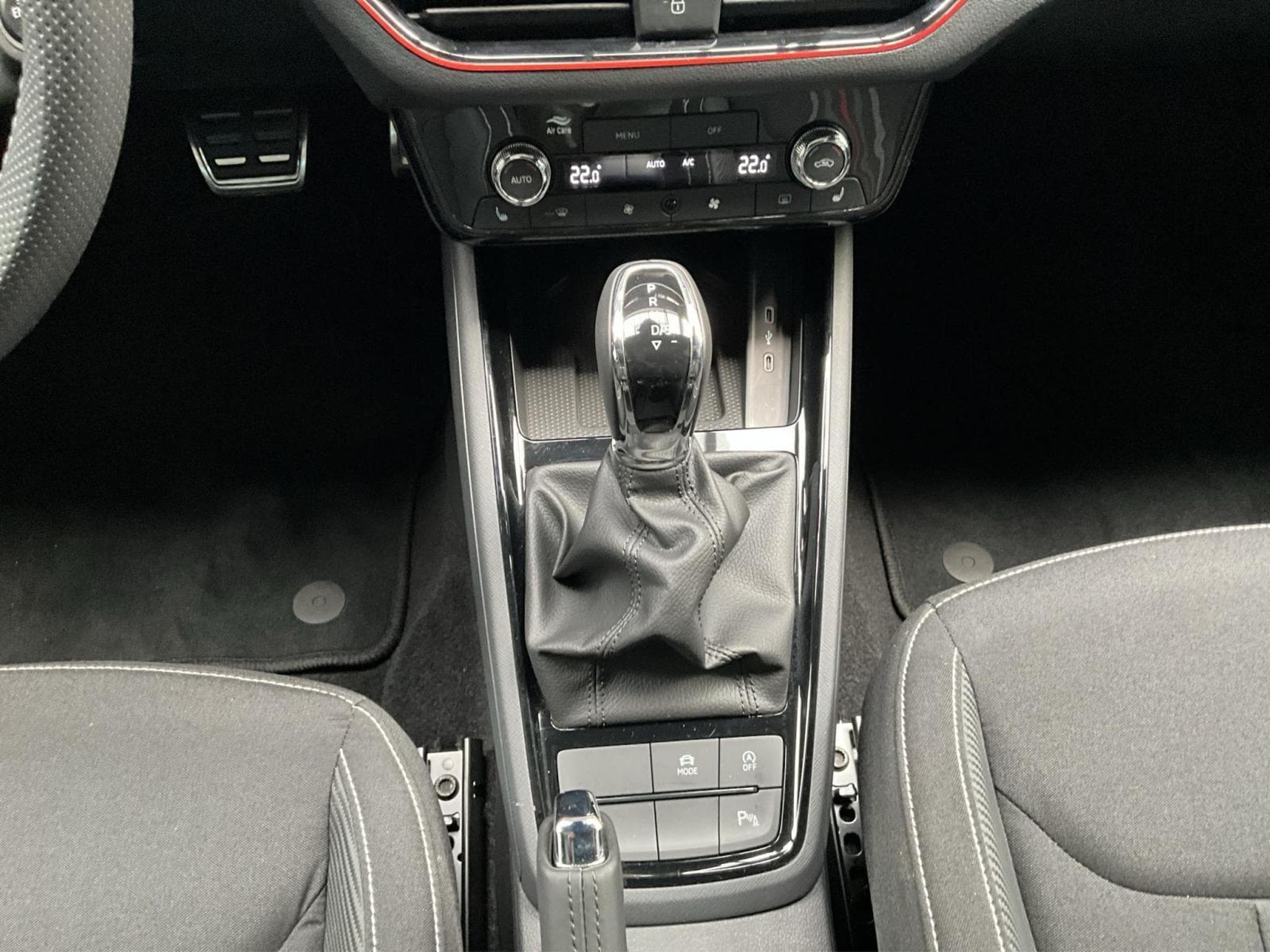 Skoda Kamiq Monte-Carlo+DSG+RearView+LED+Navi (2025) - Foto 12