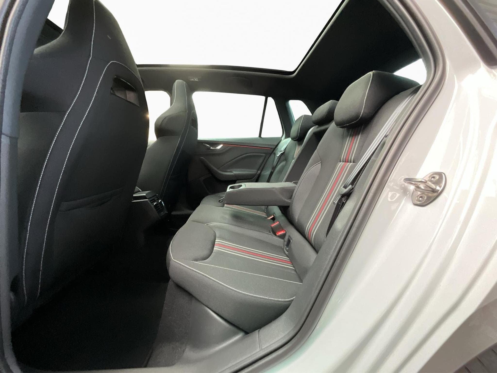 Skoda Kamiq Monte-Carlo+DSG+RearView+LED+Navi (2025) - Foto 16