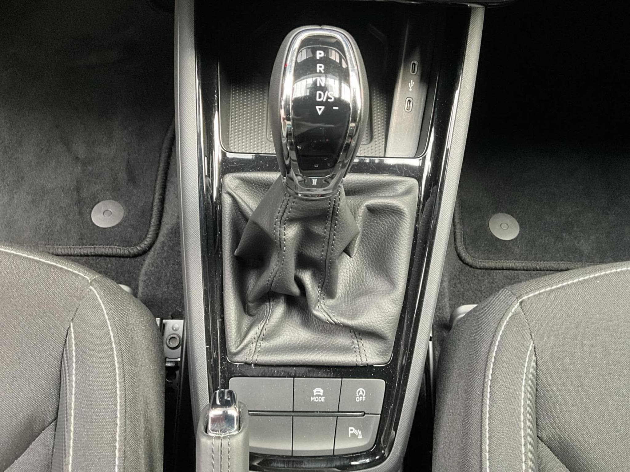 Skoda Kamiq Monte-carlo+DSG+LED+NAVI+P.Assissted+P.Park&Go (2025) - Foto 12