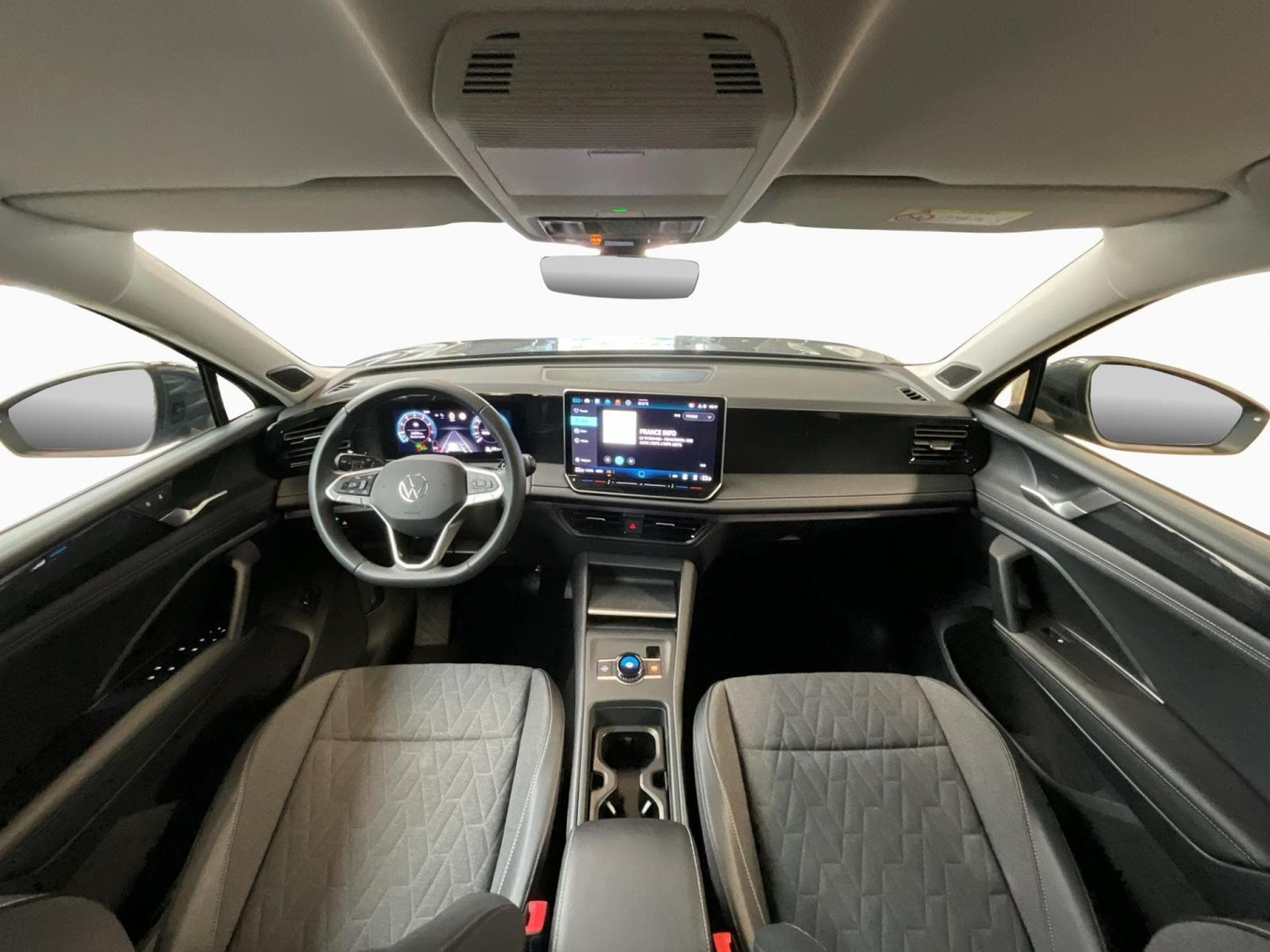 VW Tiguan Life+DSG+Harman-Kardan+LED+P.Design (2025) - Photo 2