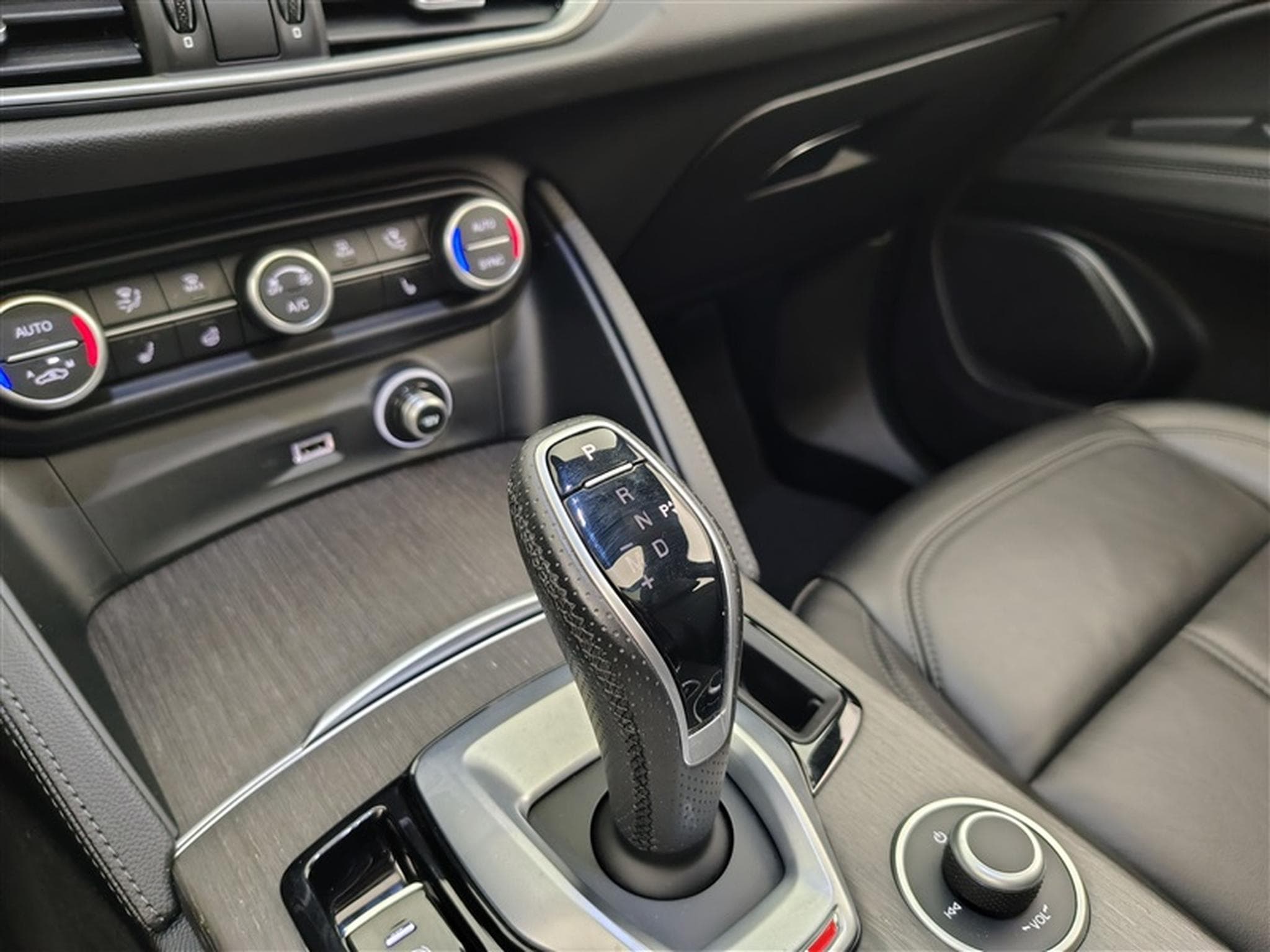 Alfa-Romeo Stelvio 2.2 MJD TI **AUTO/CUIR/CAMERA/SG CH/FULL LED** (2022) - Photo 12