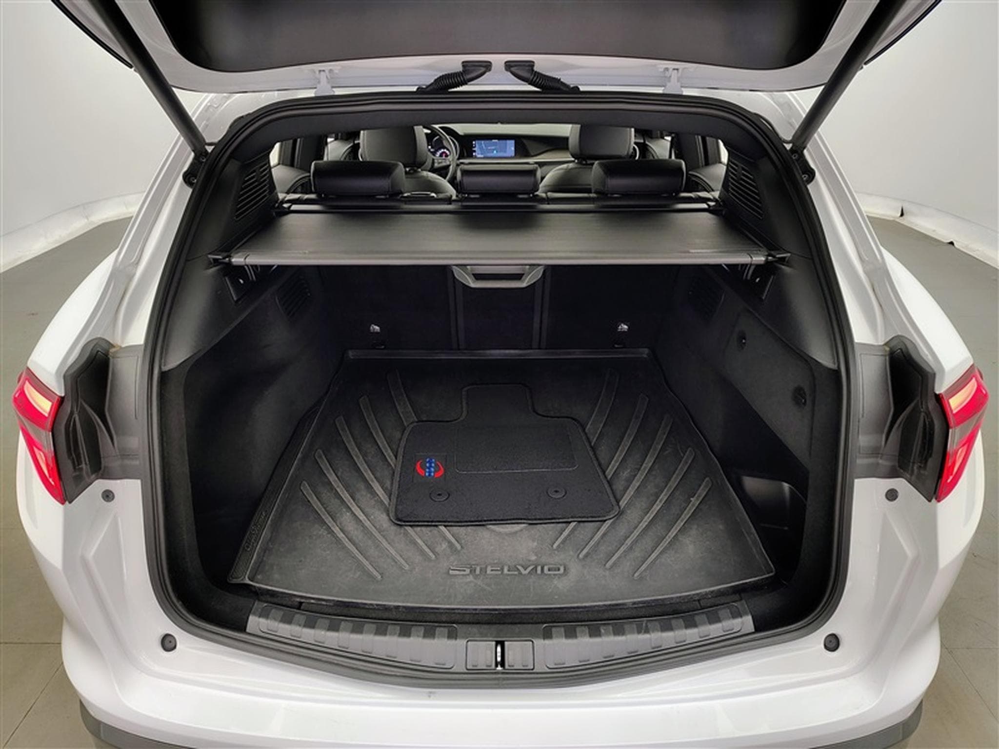 Alfa-Romeo Stelvio 2.2 MJD TI **AUTO/CUIR/CAMERA/SG CH/FULL LED** (2022) - Photo 14
