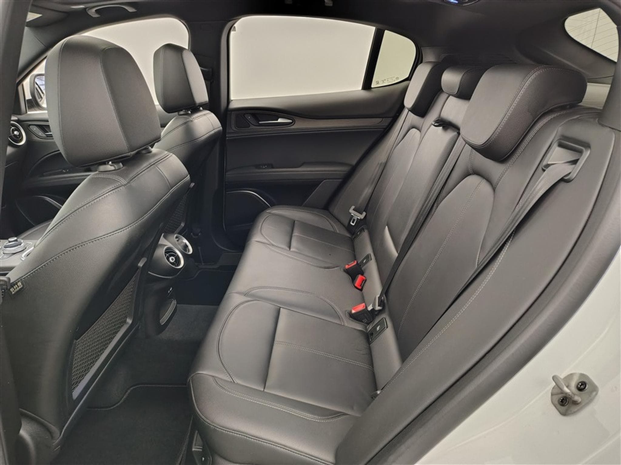 Alfa-Romeo Stelvio 2.2 MJD TI **AUTO/CUIR/CAMERA/SG CH/FULL LED** (2022) - Photo 13