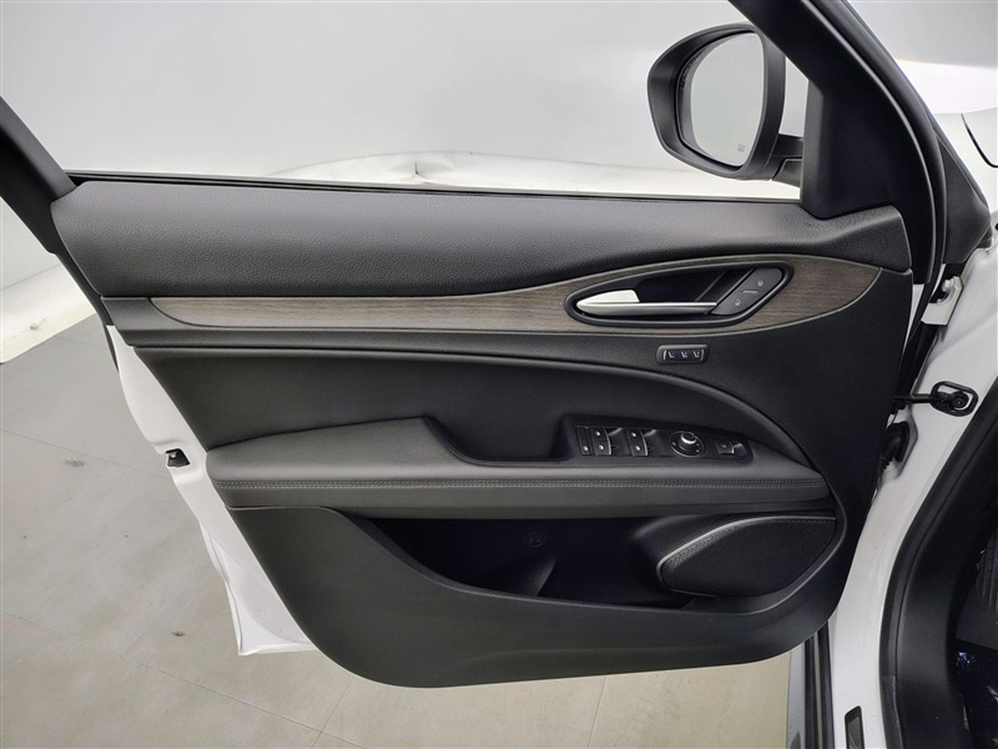 Alfa-Romeo Stelvio 2.2 MJD TI **AUTO/CUIR/CAMERA/SG CH/FULL LED** (2022) - Photo 17