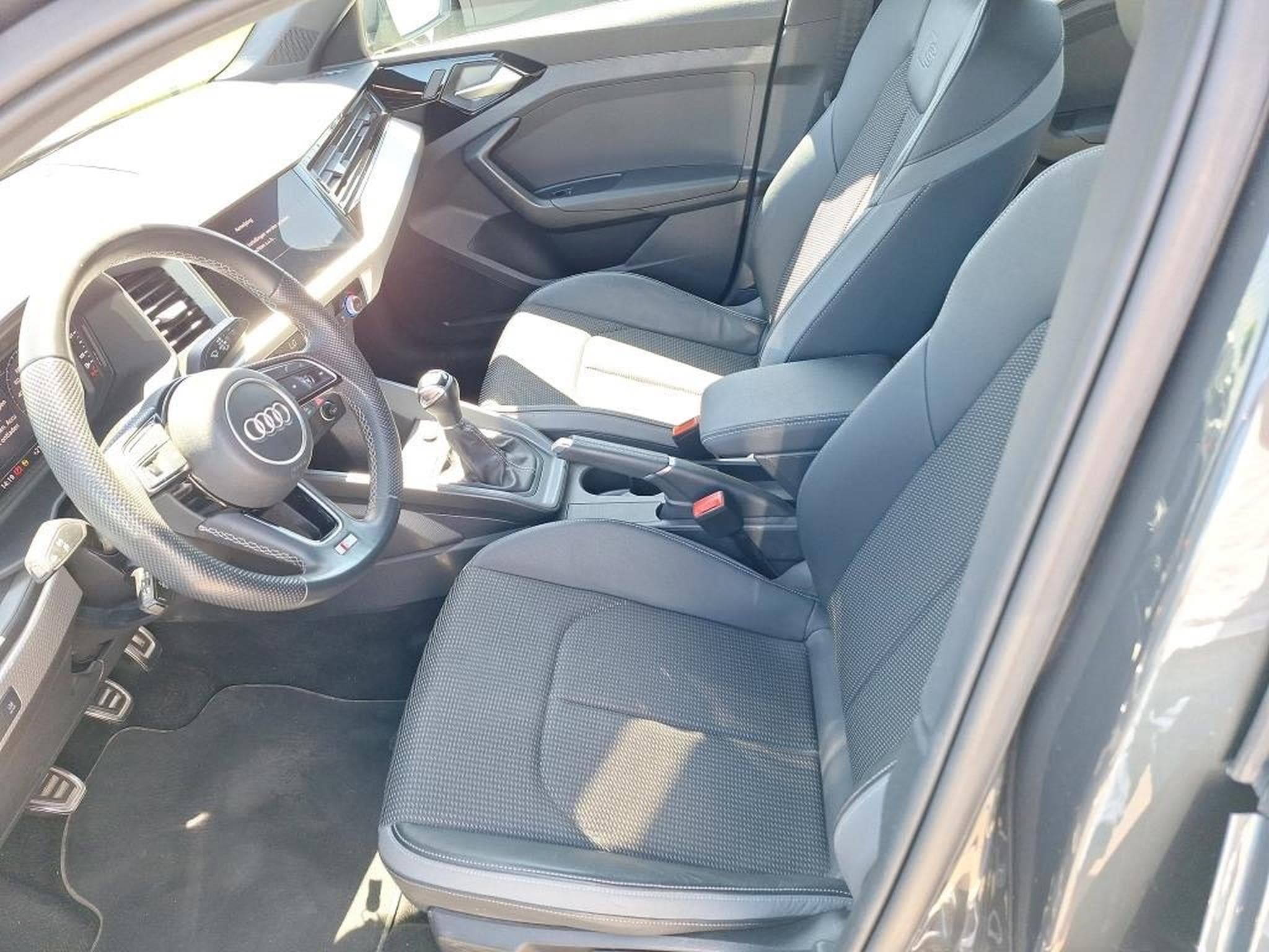 Audi A1 1.0 30 TFSI ATTRACTION (2023) - Photo 5