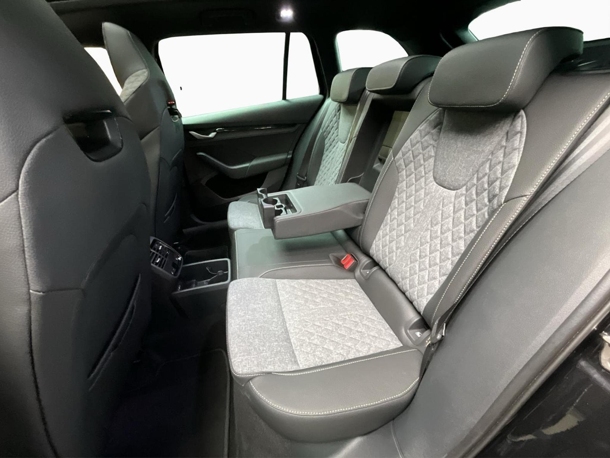 Skoda Octavia Sportline+DSG+DCC+P.Light&View+Pano+LED+Navi (2025) - Foto 16