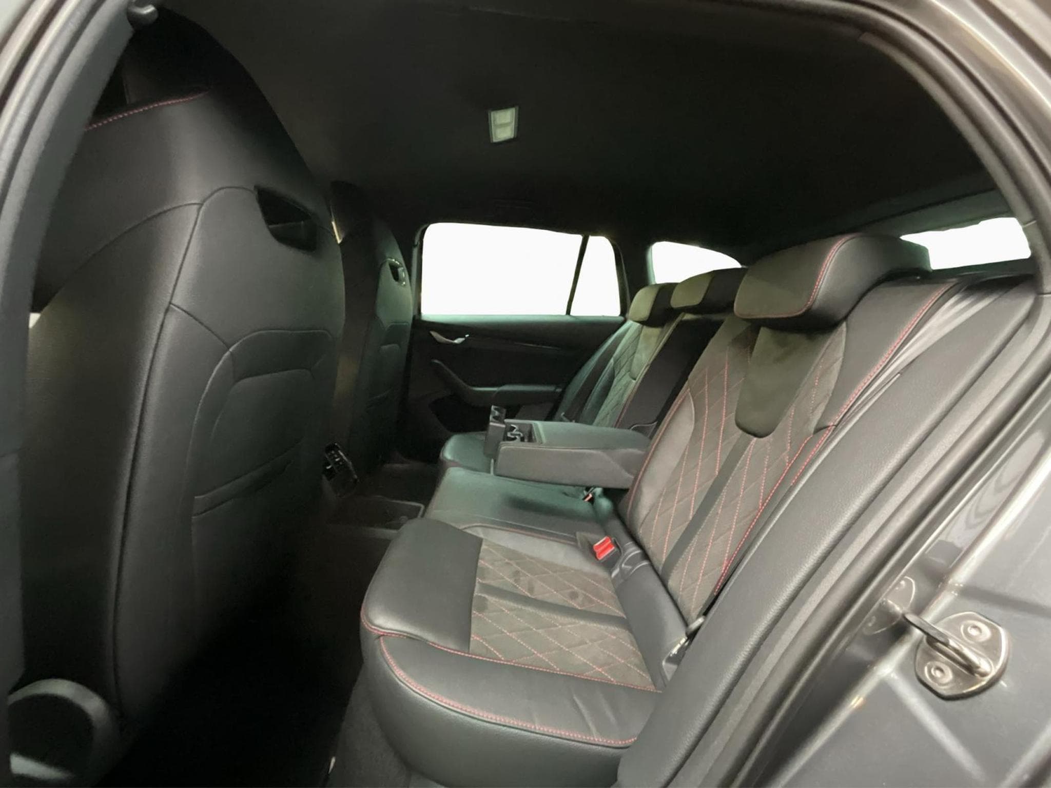 Skoda Octavia RS+DSG+DCC+Design-SUEDIA+LM18+P.Simply-Clever (2025) - Photo 15