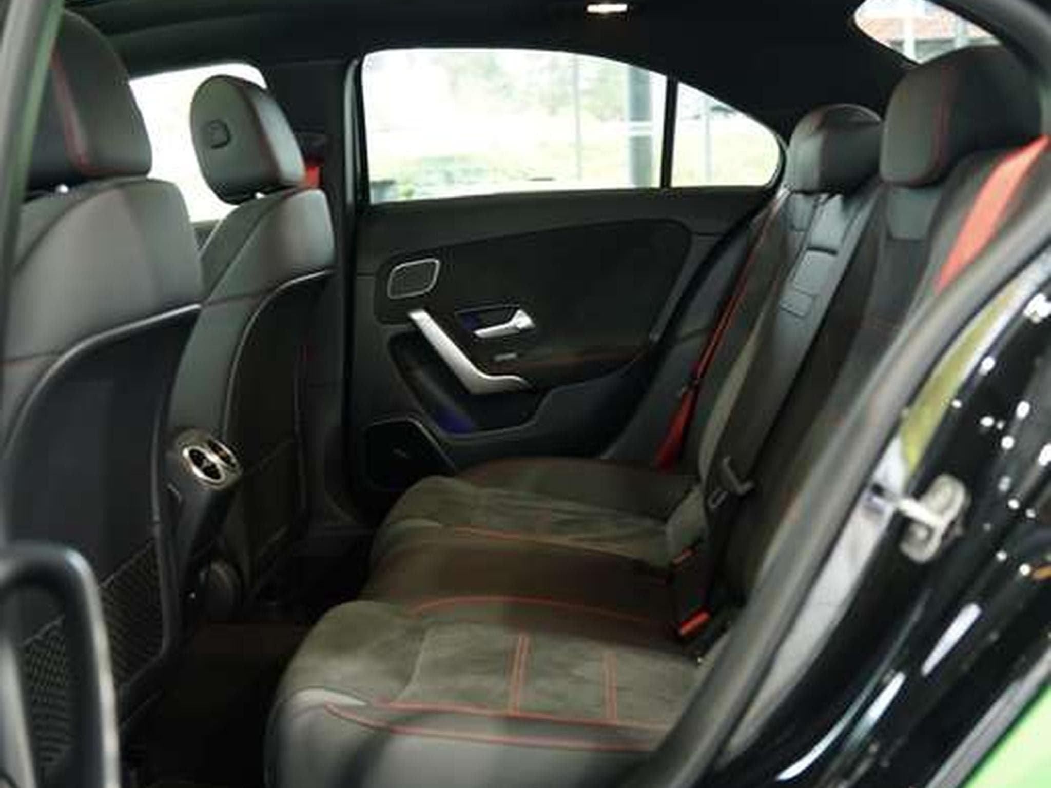 Mercedes A 35 AMG 4M 2H *BURM*Night-II*Pano*HUD*Multibeam (2024) - Foto 23