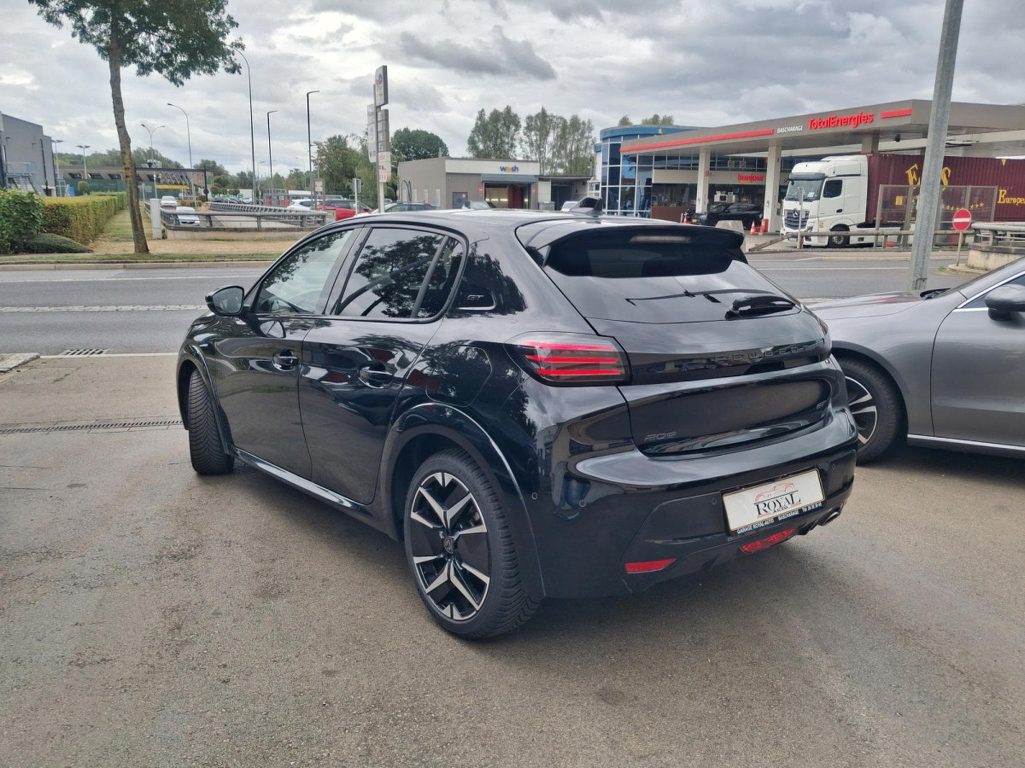 Peugeot 208 GT LINE BLACK EDITION 1.2 PURETECH (2024) - Photo 2