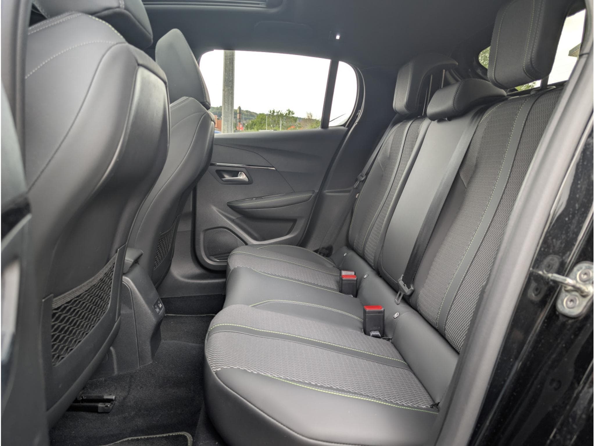 Peugeot 208 GT LINE BLACK EDITION 1.2 PURETECH (2024) - Photo 9