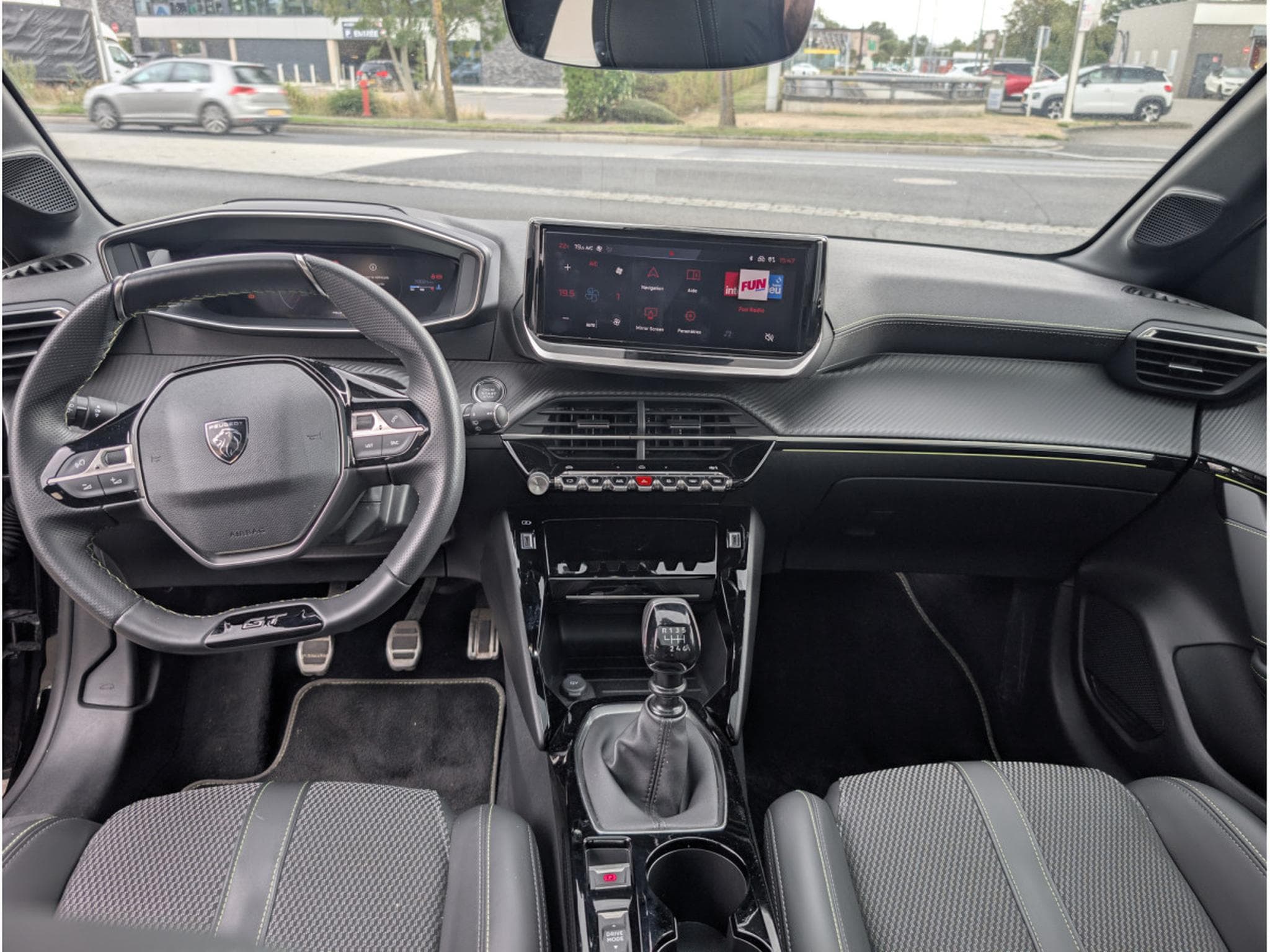 Peugeot 208 GT LINE BLACK EDITION 1.2 PURETECH (2024) - Photo 7