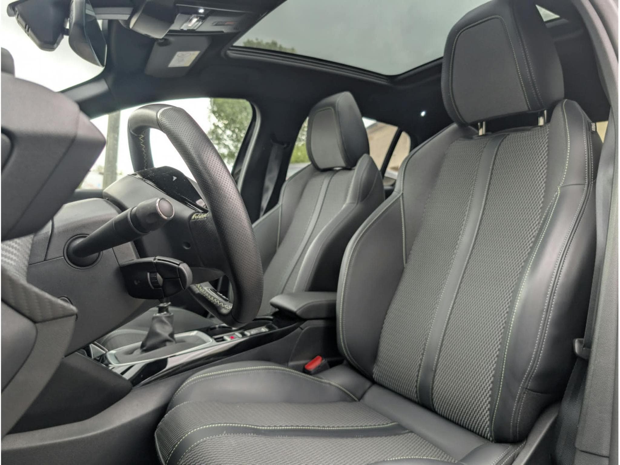 Peugeot 208 GT LINE BLACK EDITION 1.2 PURETECH (2024) - Photo 8