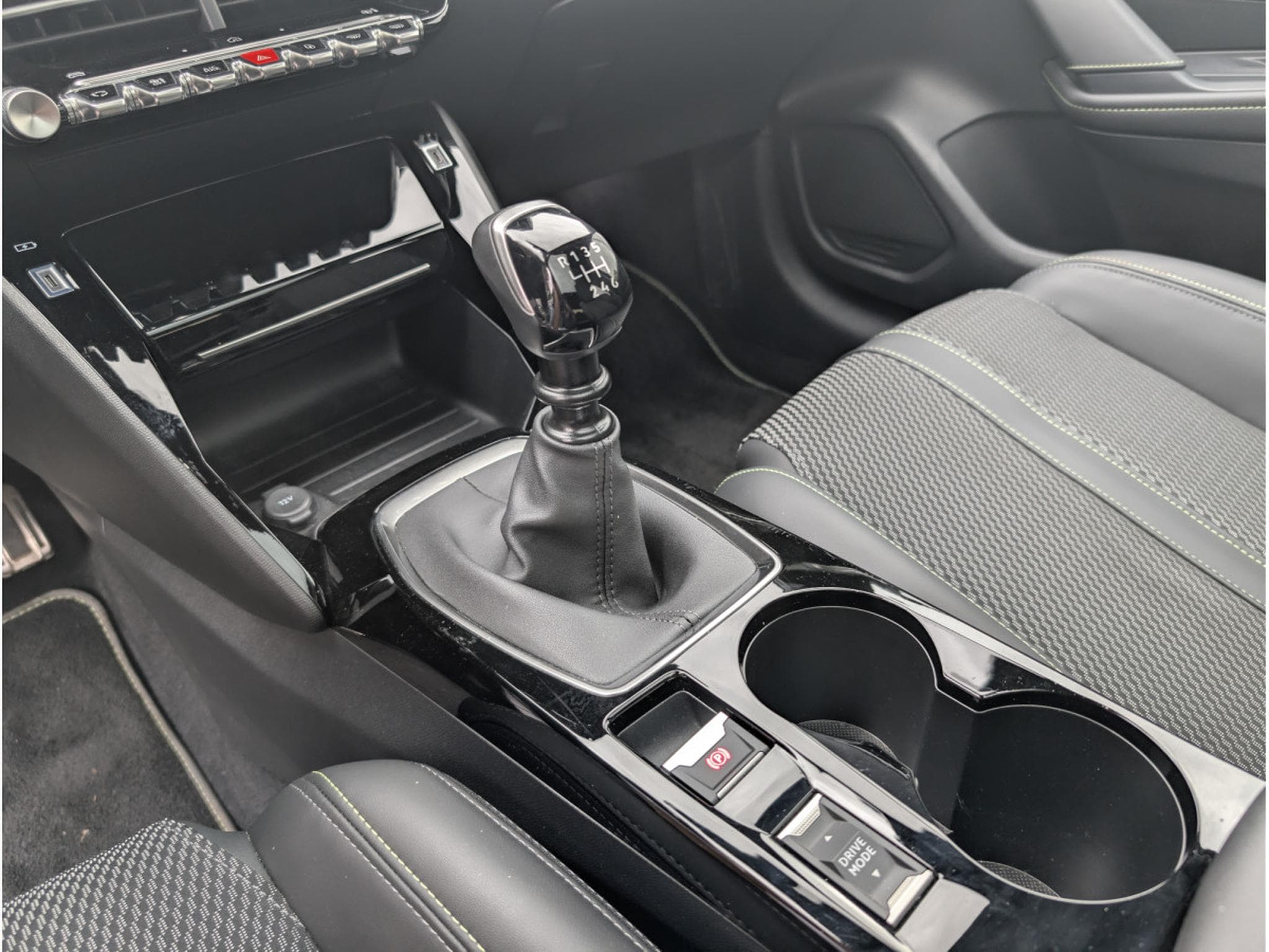 Peugeot 208 GT LINE BLACK EDITION 1.2 PURETECH (2024) - Photo 12
