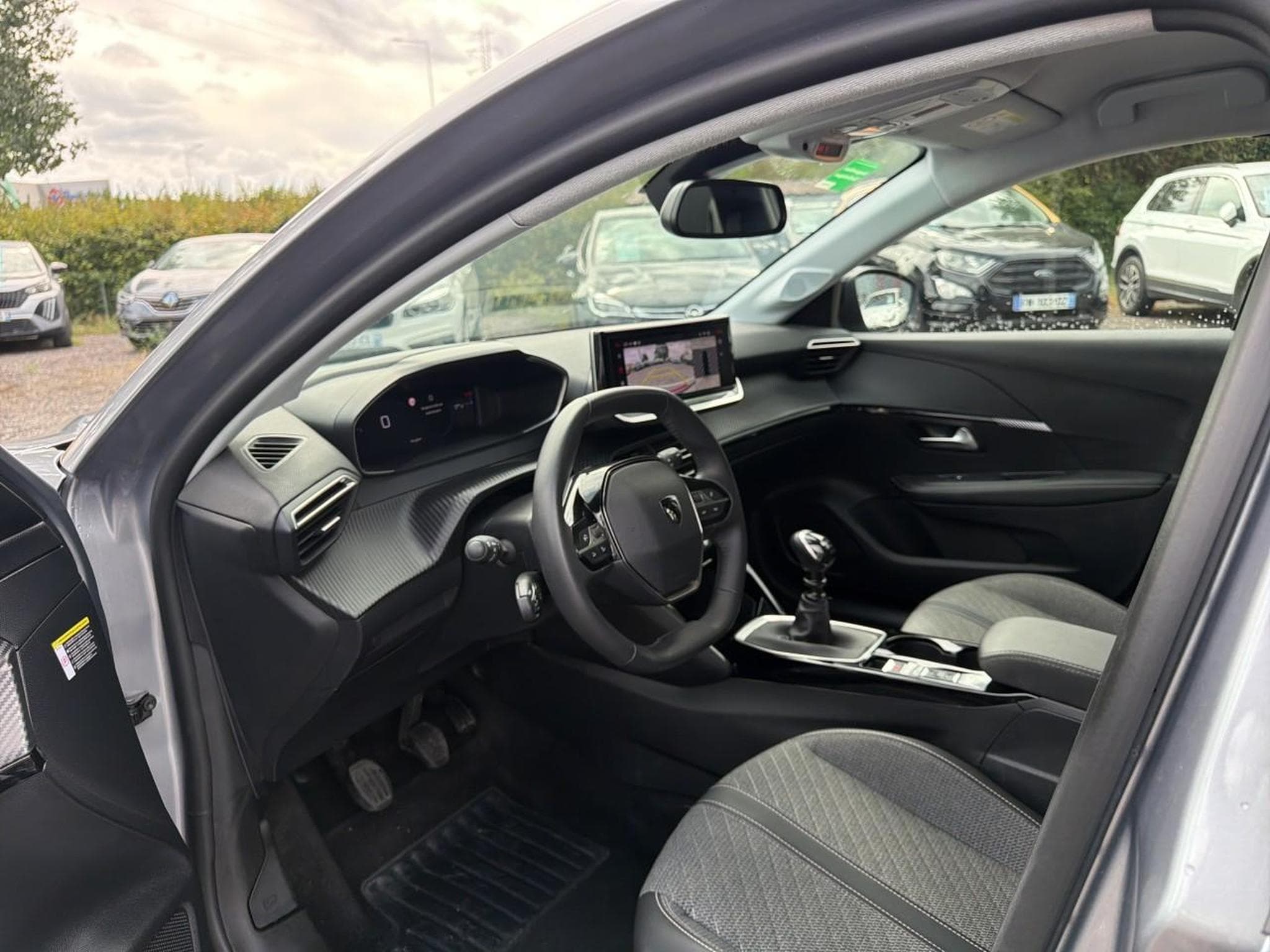 Peugeot 208 1.2 100 ALLURE (2025) - Photo 11