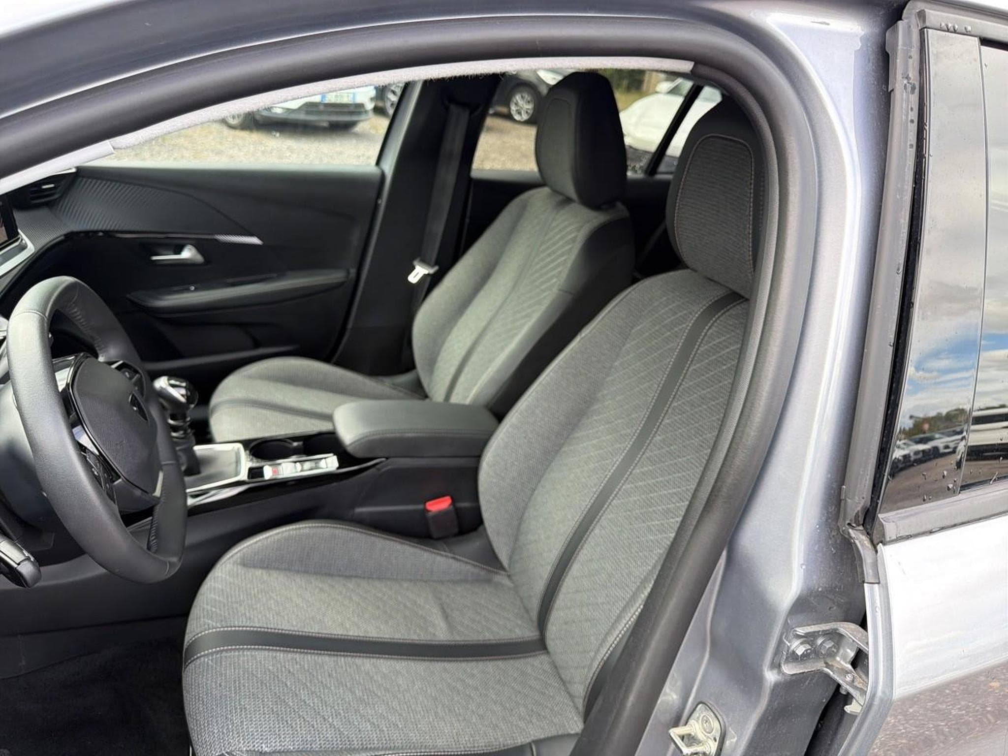 Peugeot 208 1.2 100 ALLURE (2025) - Photo 12