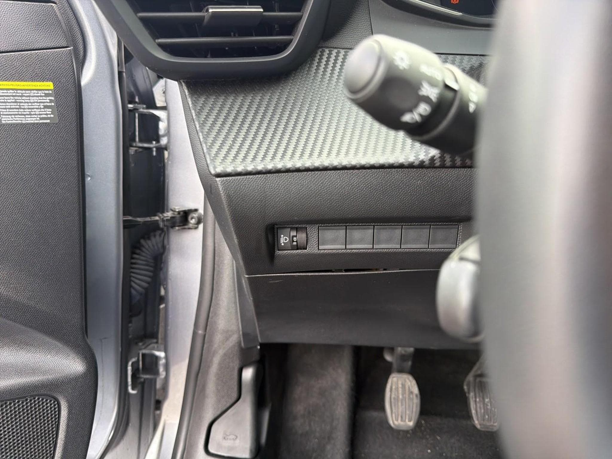 Peugeot 208 1.2 100 ALLURE (2025) - Photo 17