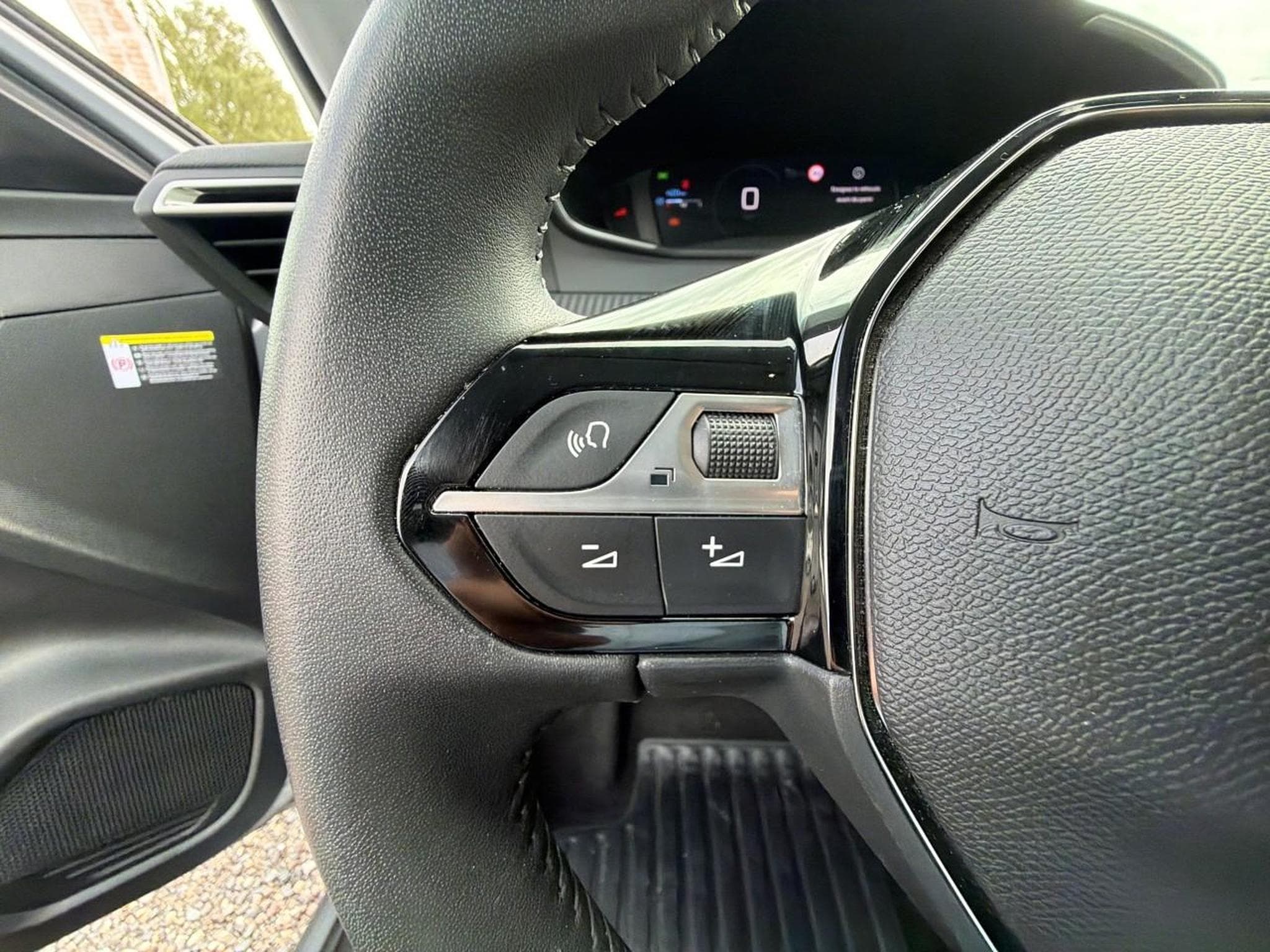 Peugeot 208 1.2 100 ALLURE (2025) - Photo 18