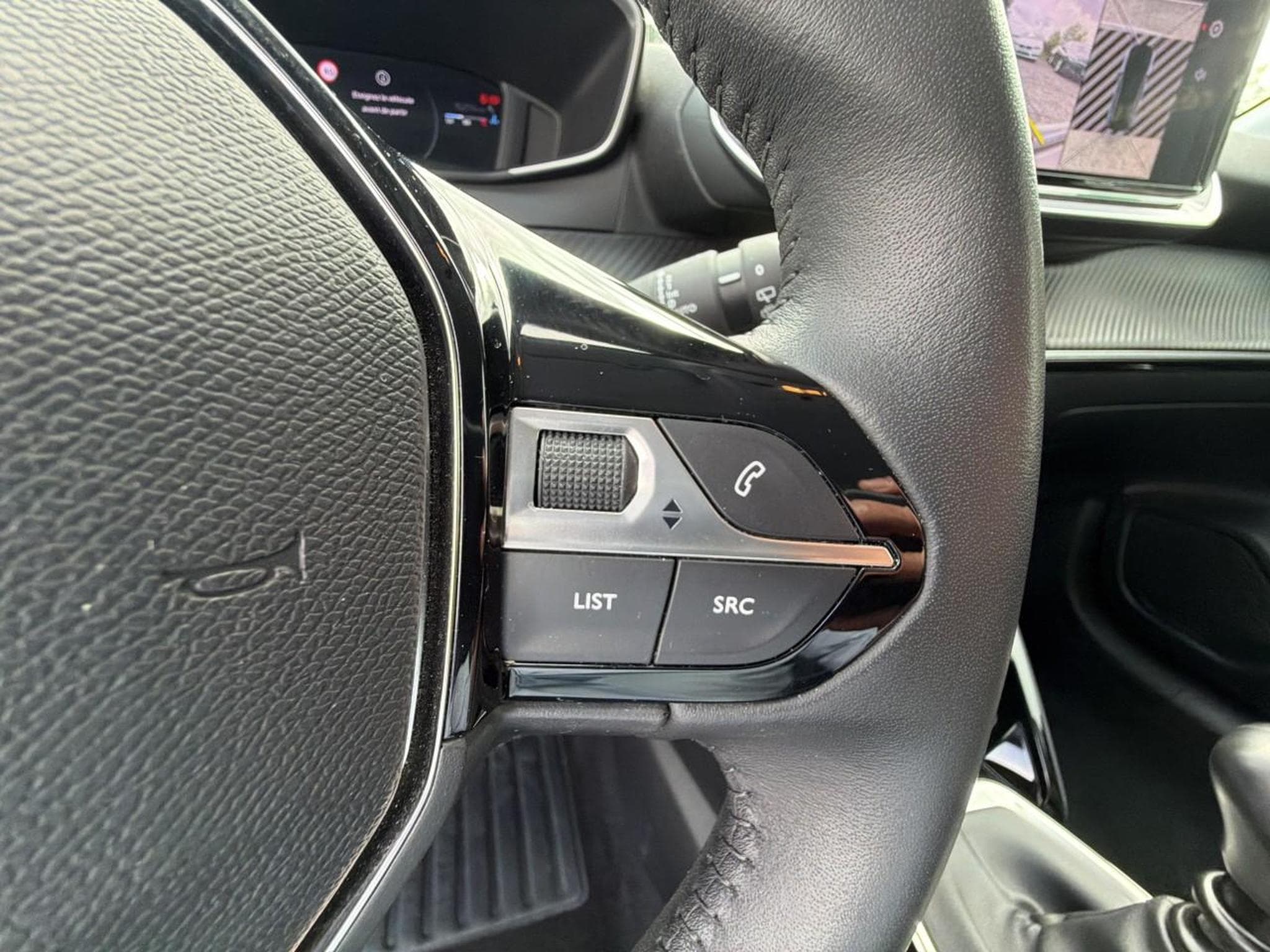Peugeot 208 1.2 100 ALLURE (2025) - Photo 19