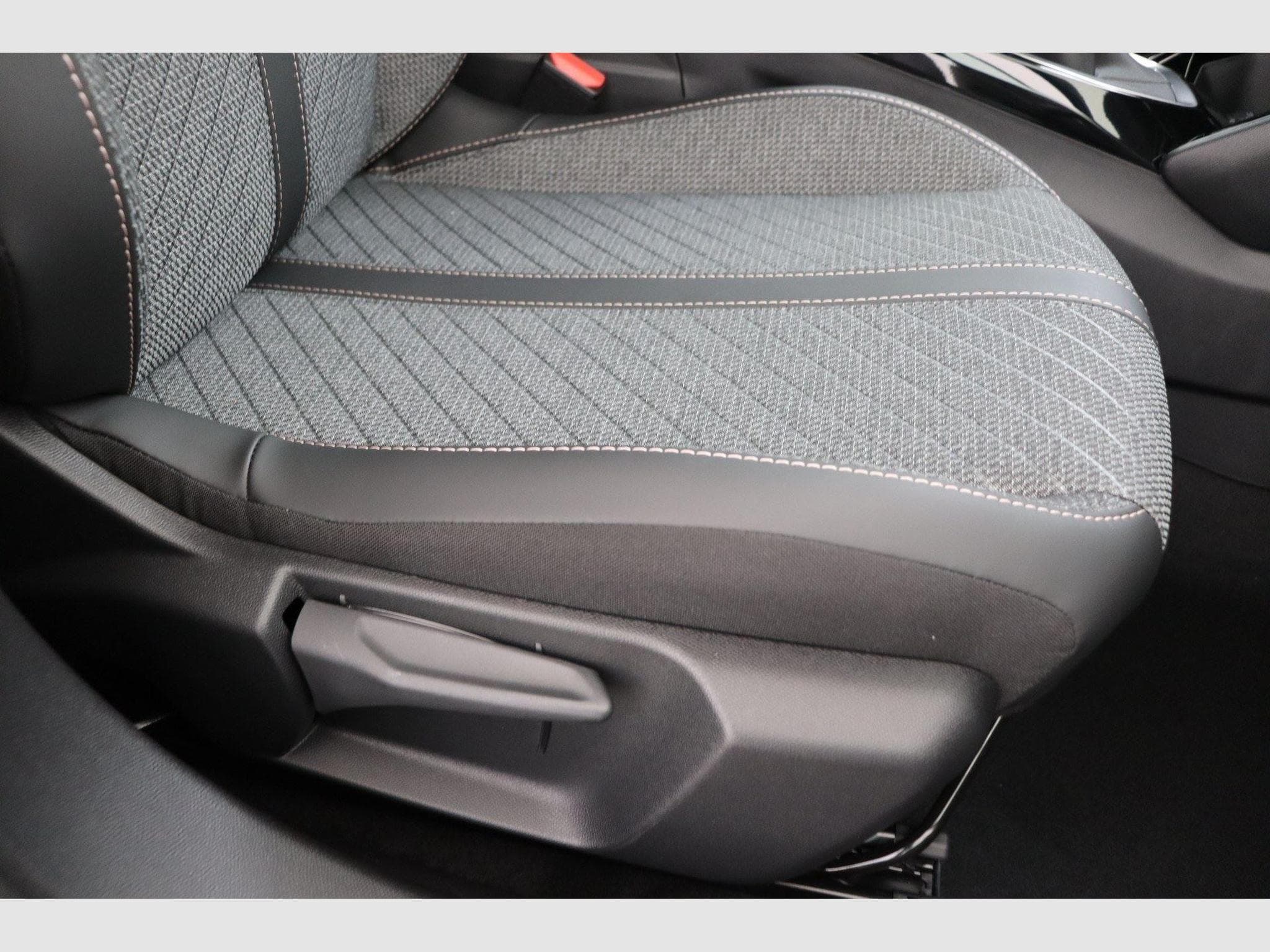 Peugeot 2008 Turbo 100 ch BVM6 Allure (2026) - Photo 15