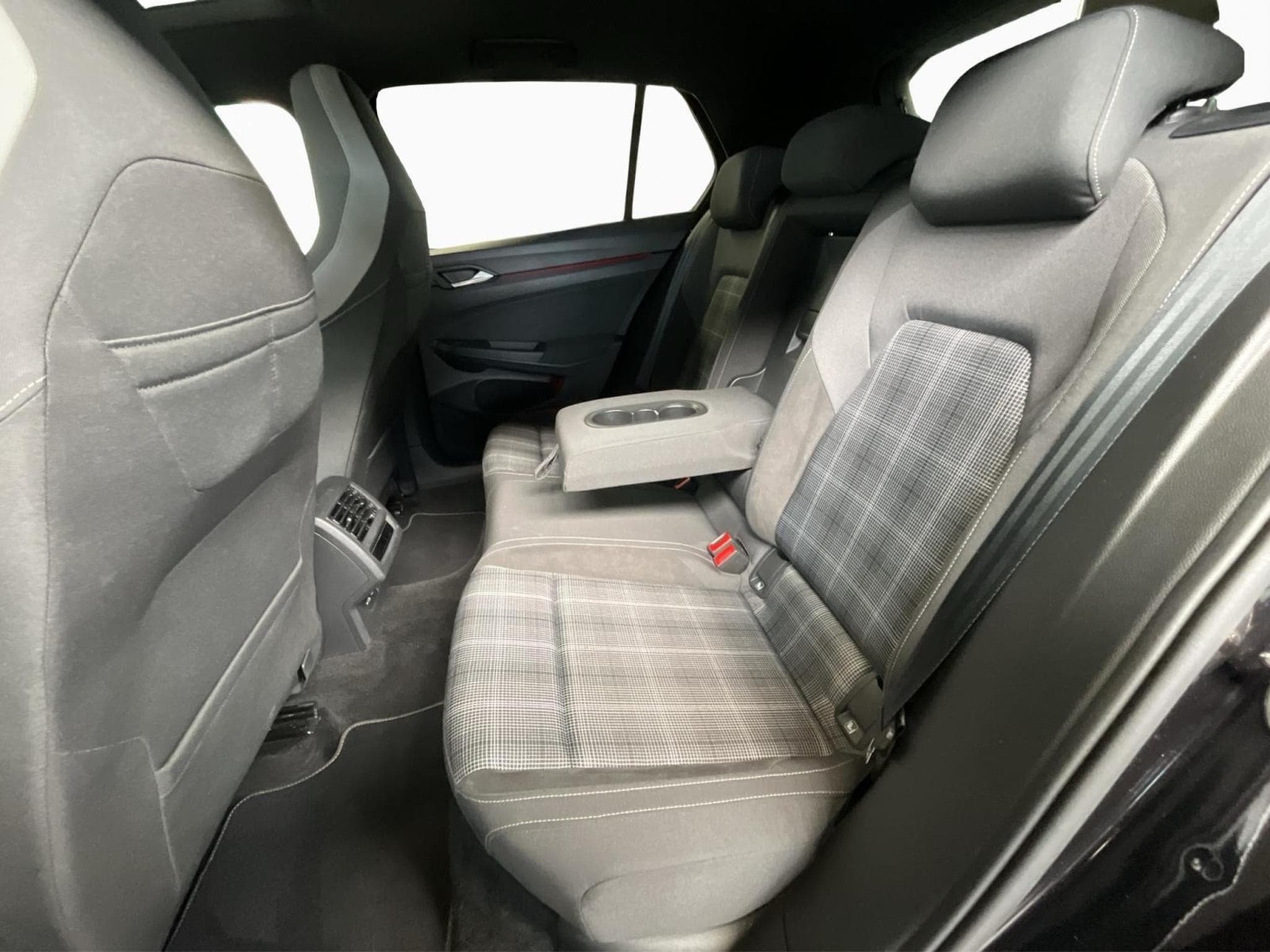 VW Golf GTD+DSG+LED+PANO+AHK+KEYLESS (2022) - Photo 16