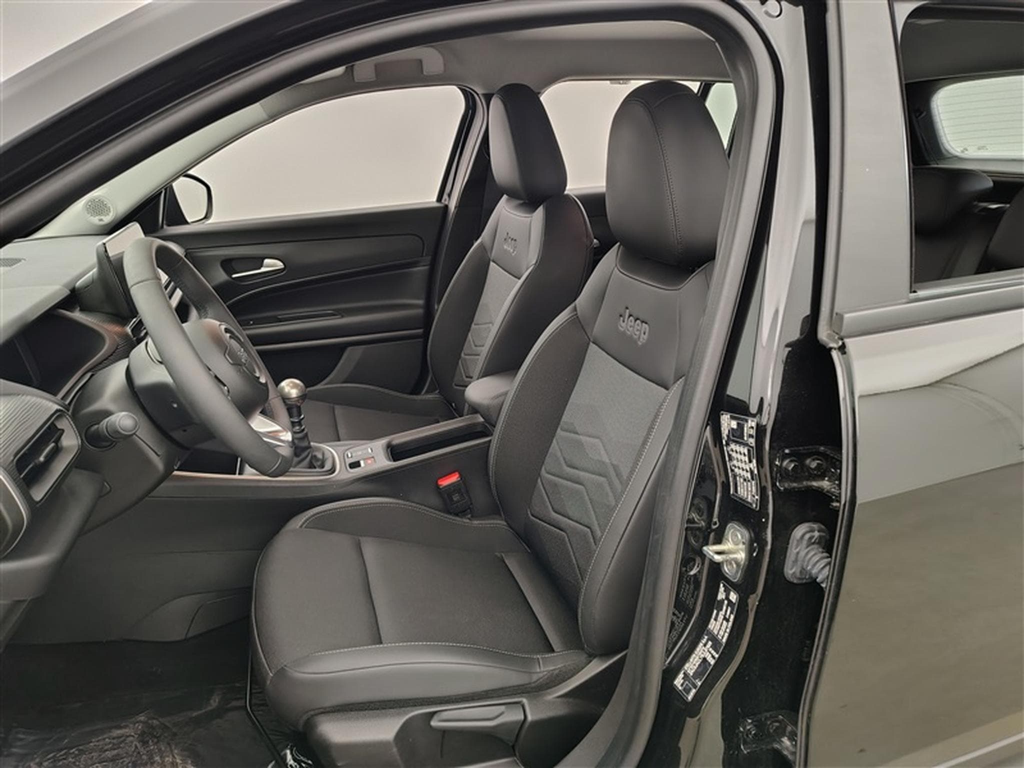 Jeep Avenger 1.2 Turbo 100cv Altitude NAVI / FULL LED / CUIR PARTIEL /CAM (2025) - Foto 7