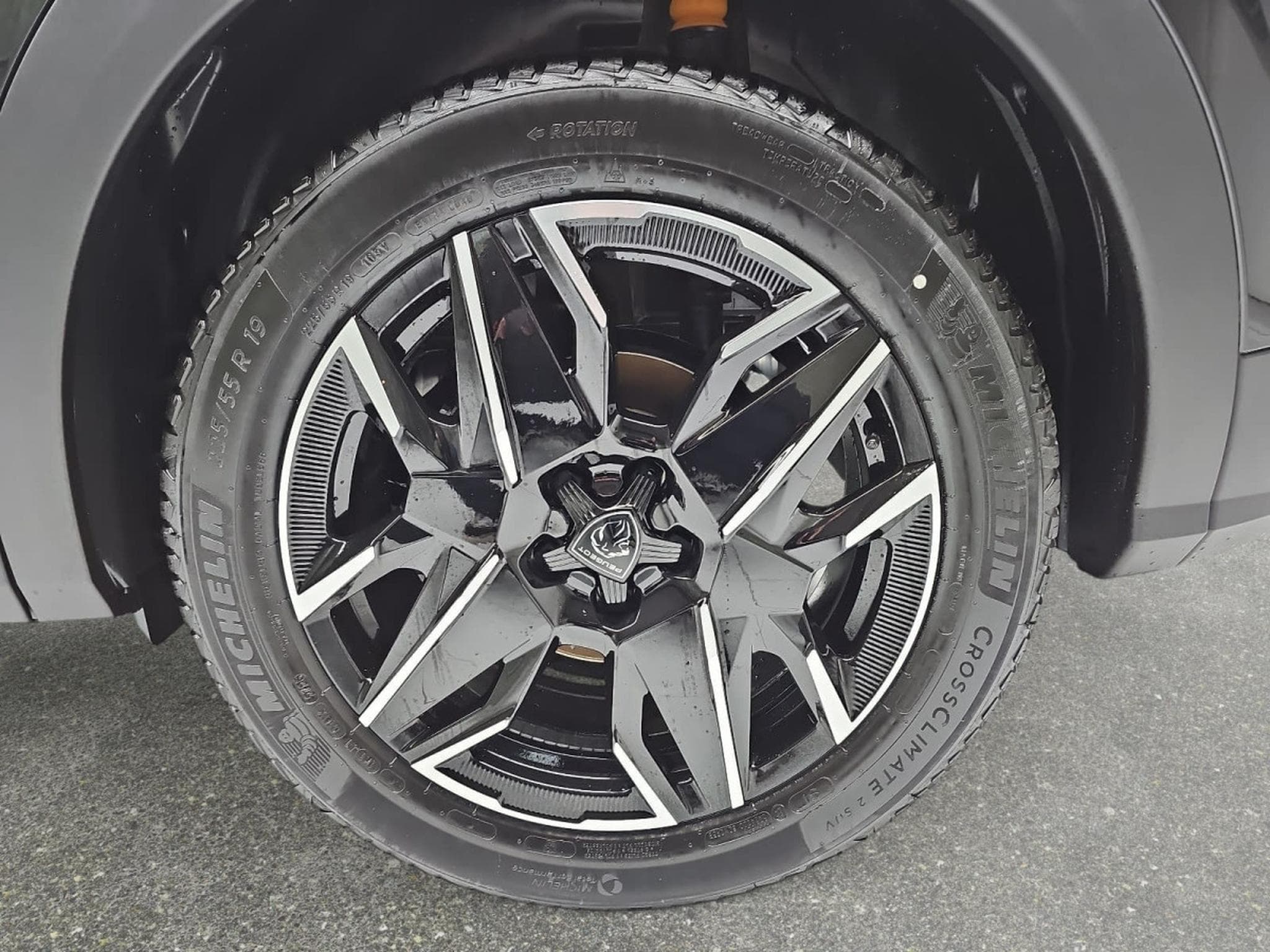 Peugeot 3008 1.2 Hybrid 145 E-DSC6 Allure (2025) - Photo 6