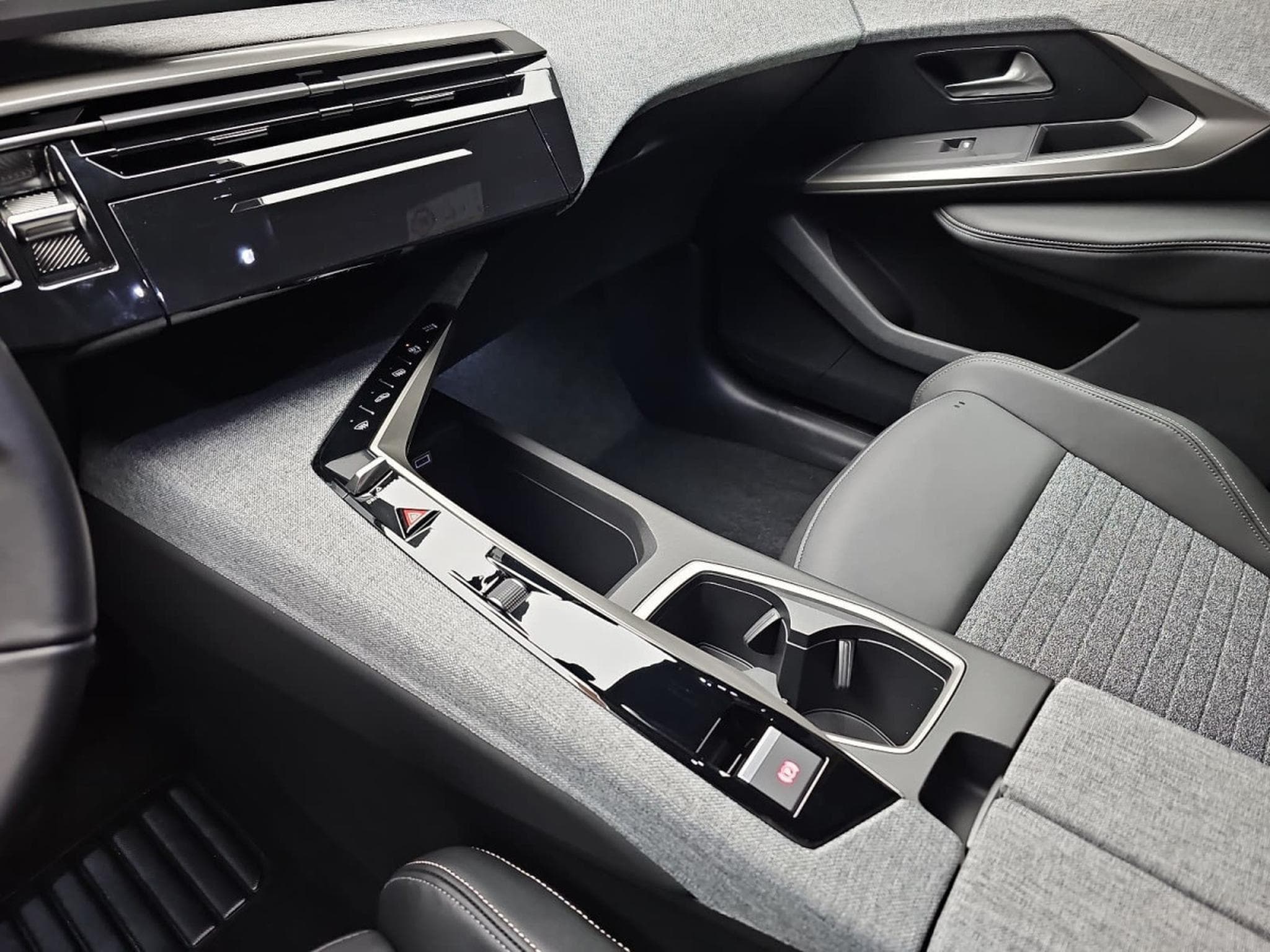 Peugeot 3008 1.2 Hybrid 145 E-DSC6 Allure (2025) - Photo 13