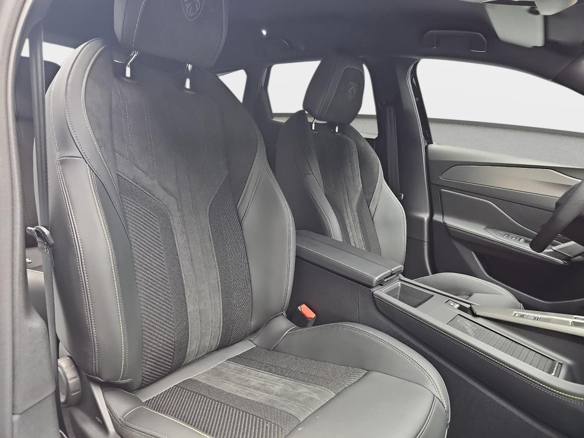 Peugeot 308 1.2 Hybrid e-DSC6 145 GT (2026) - Photo 14