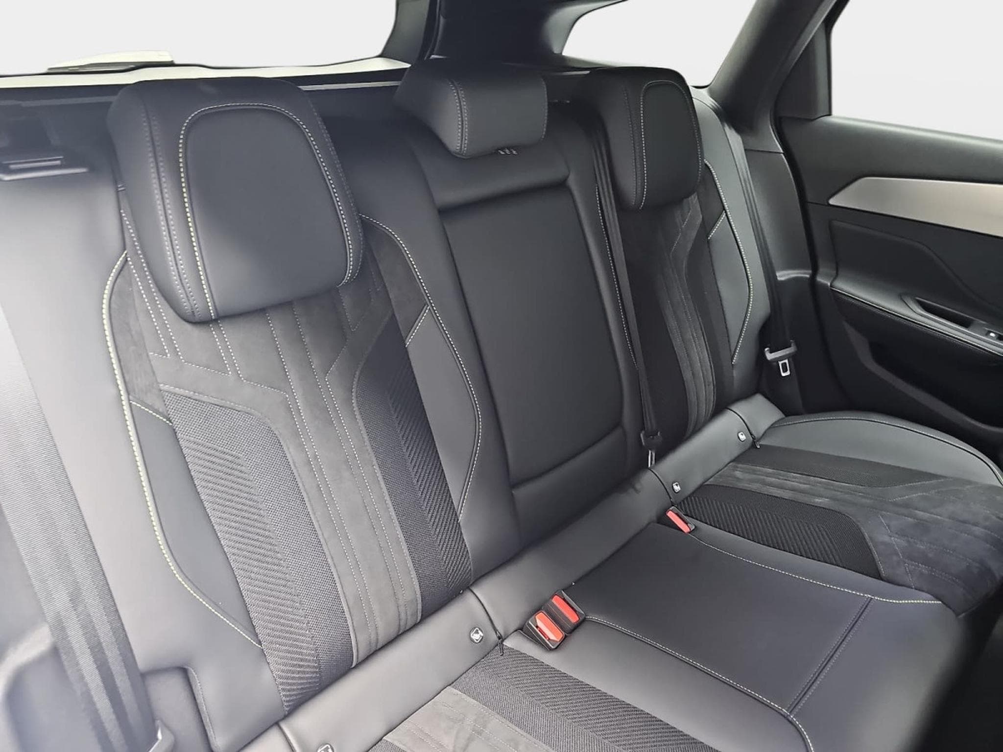 Peugeot 308 1.2 Hybrid e-DSC6 145 GT (2026) - Photo 16