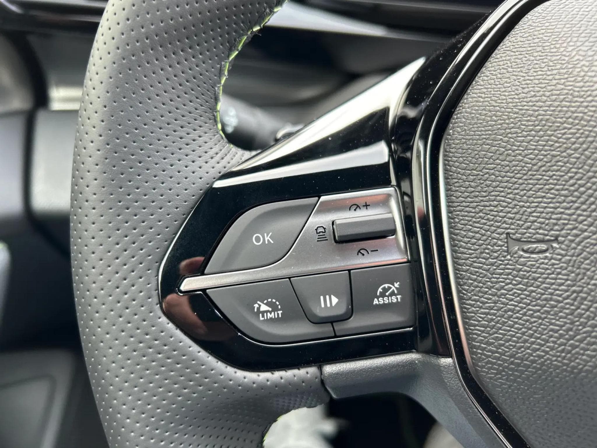 Peugeot 308 1.2 PureTech 145 e-DSC6 GT (2025) - Photo 12