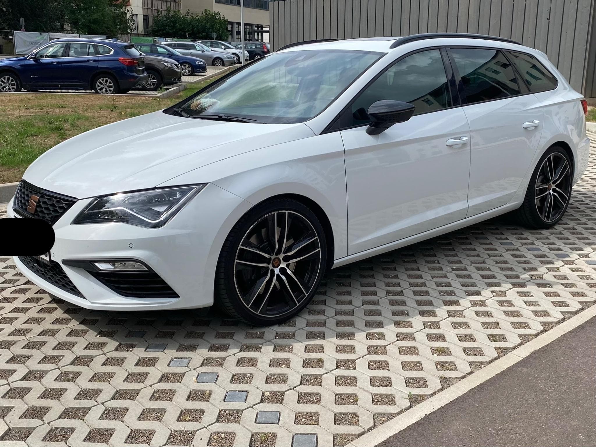 Cupra Leon SEAT Leon ST Cupra 300 4Drive DSG (2019) - Photo 1