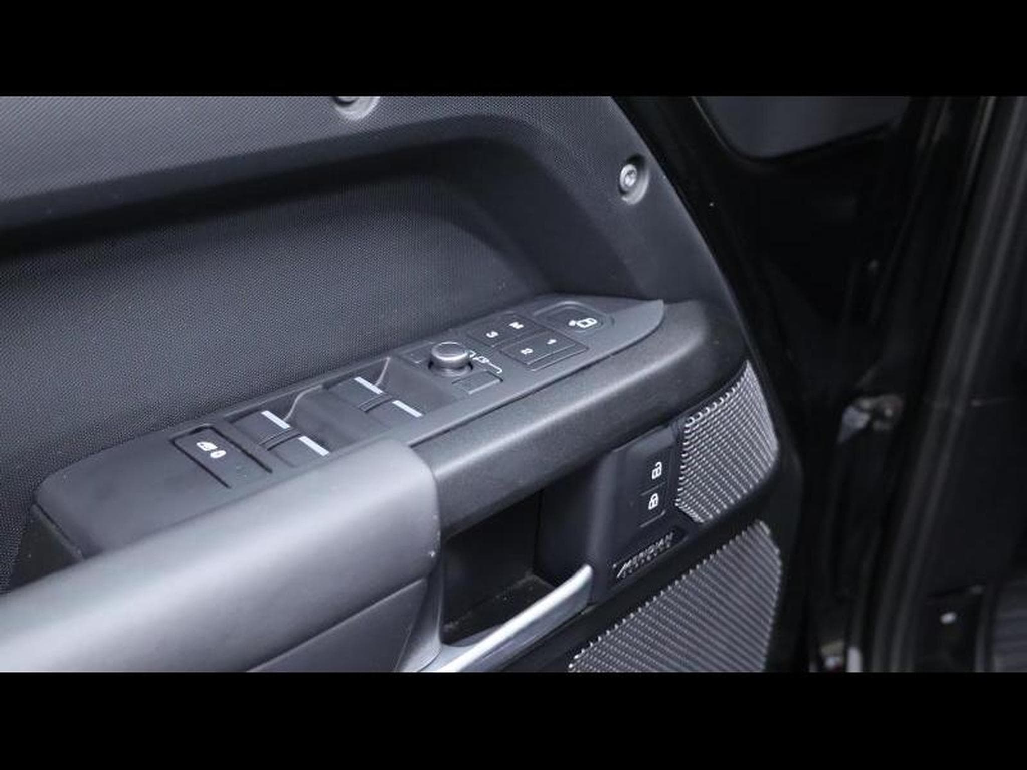 Land-Rover Defender 110 P525 V8 Auto (2022) - Photo 27