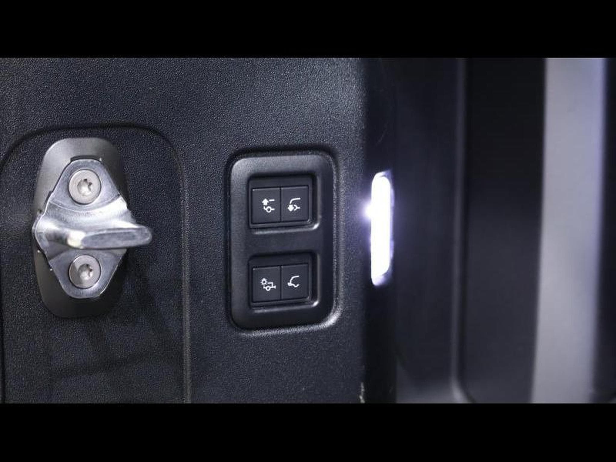 Land-Rover Defender 110 P525 V8 Auto (2022) - Photo 34
