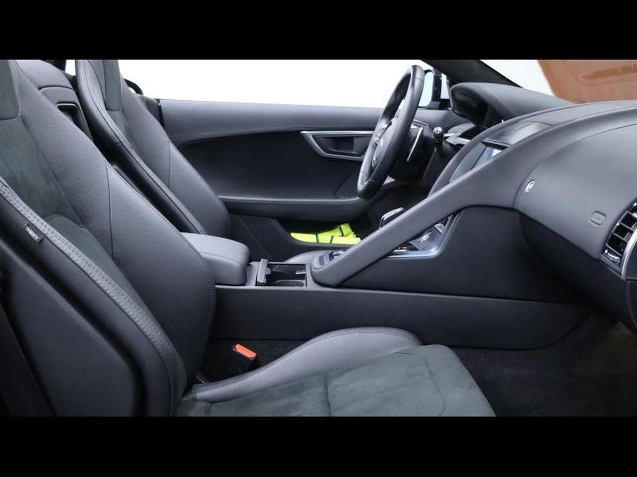 Jaguar F-Type P300 R-Dynamic RWD Convertible (2022) - Foto 24