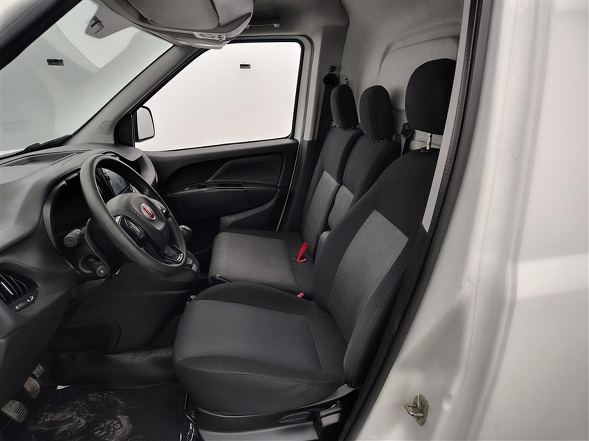 Fiat Doblo 1.6 MJET Cargo CLIM / CARPLAY (2023) - Photo 7