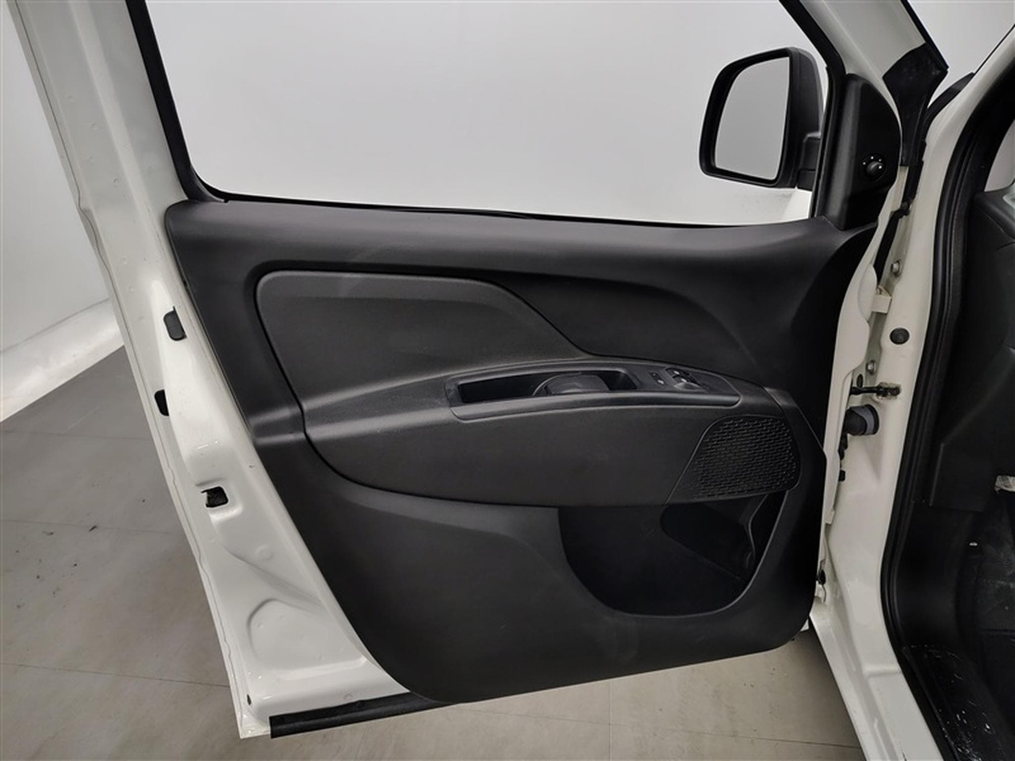 Fiat Doblo 1.6 MJET Cargo CLIM / CARPLAY (2023) - Photo 16