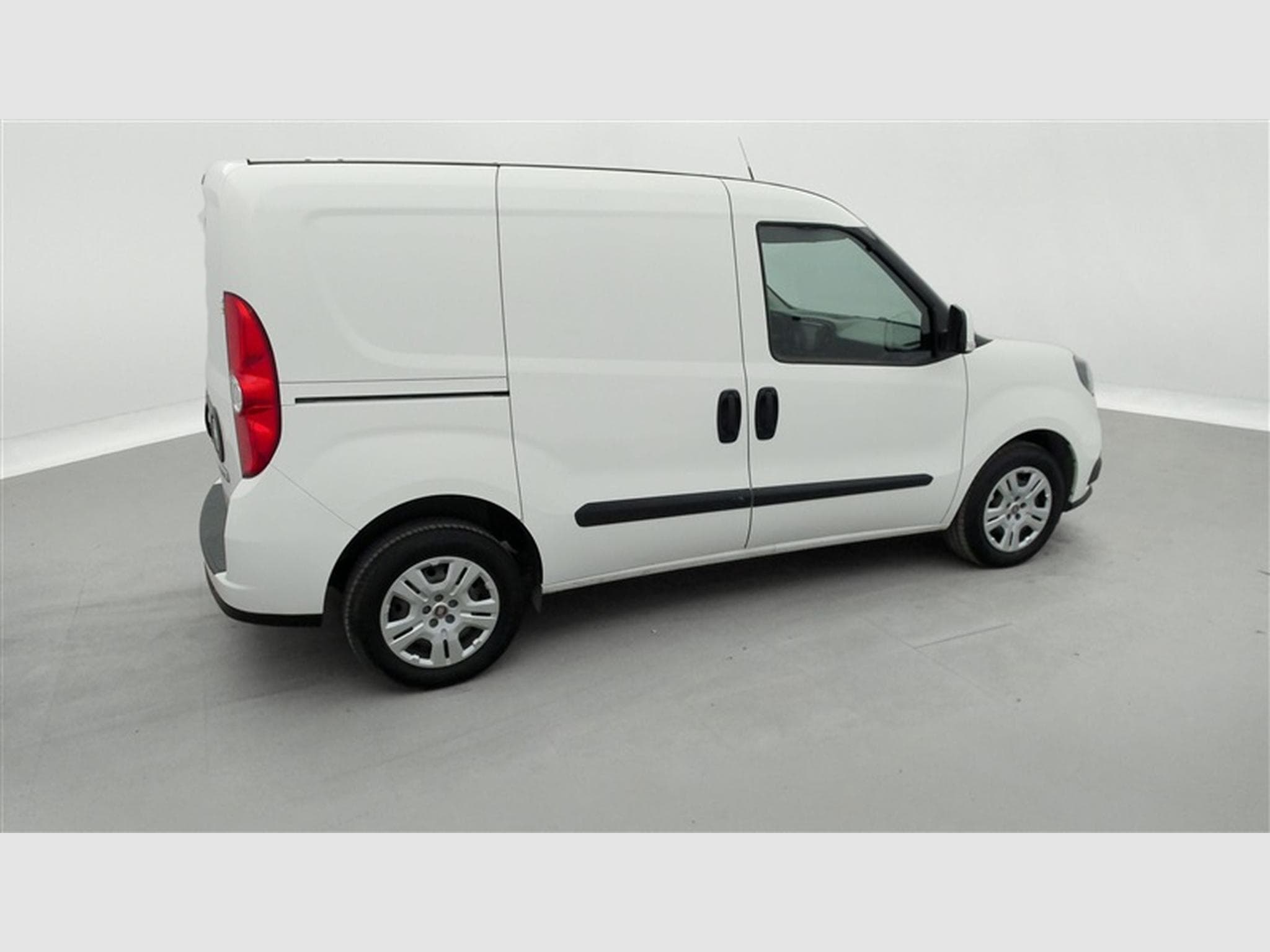 Fiat Doblo 1.6 MJET Cargo CLIM / CARPLAY (2023) - Photo 22