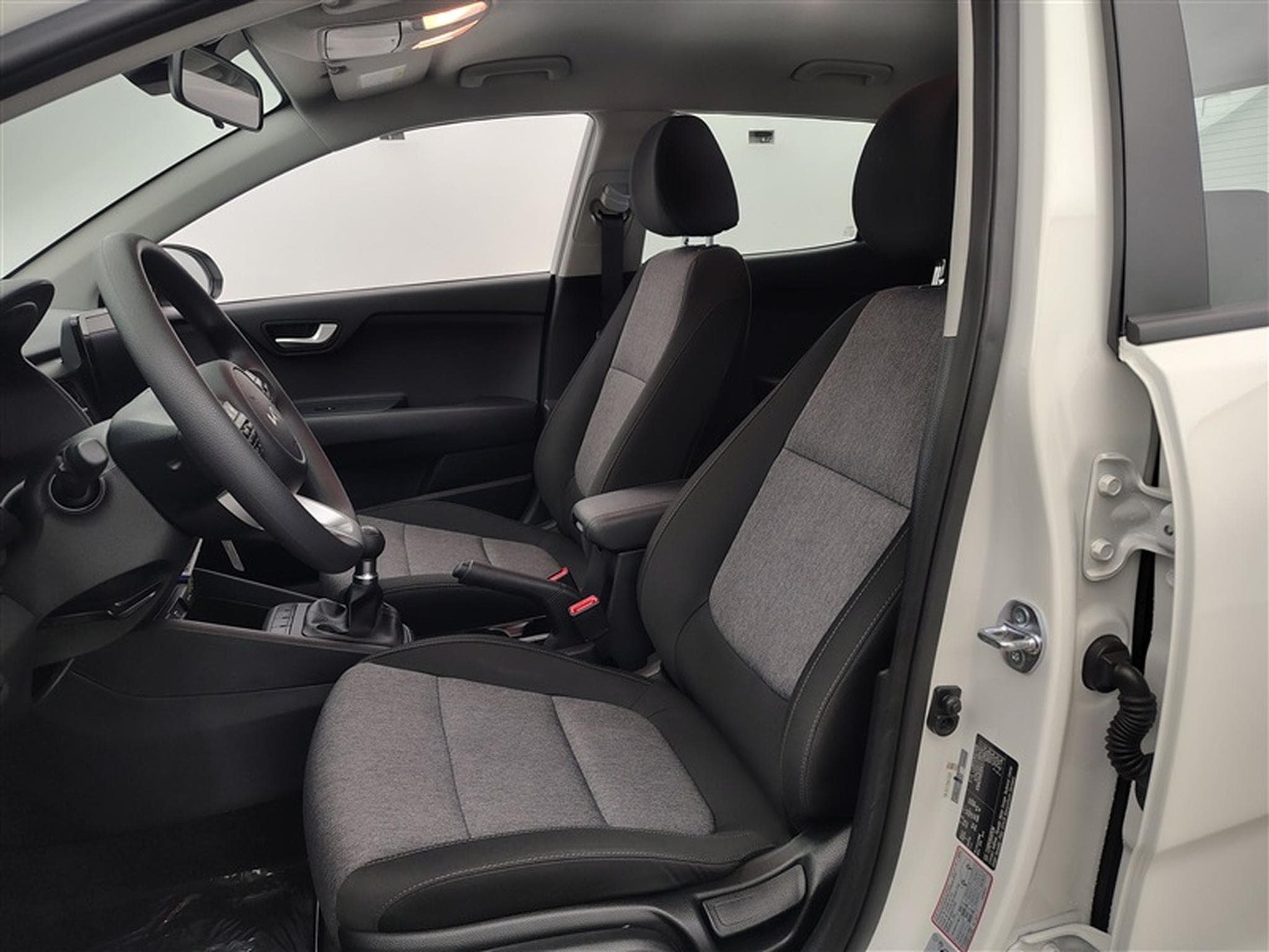 Kia Stonic 1.2i 84Cv Urban Edition NAVI / CARPLAY / CAMERA / ALU (2025) - Photo 7