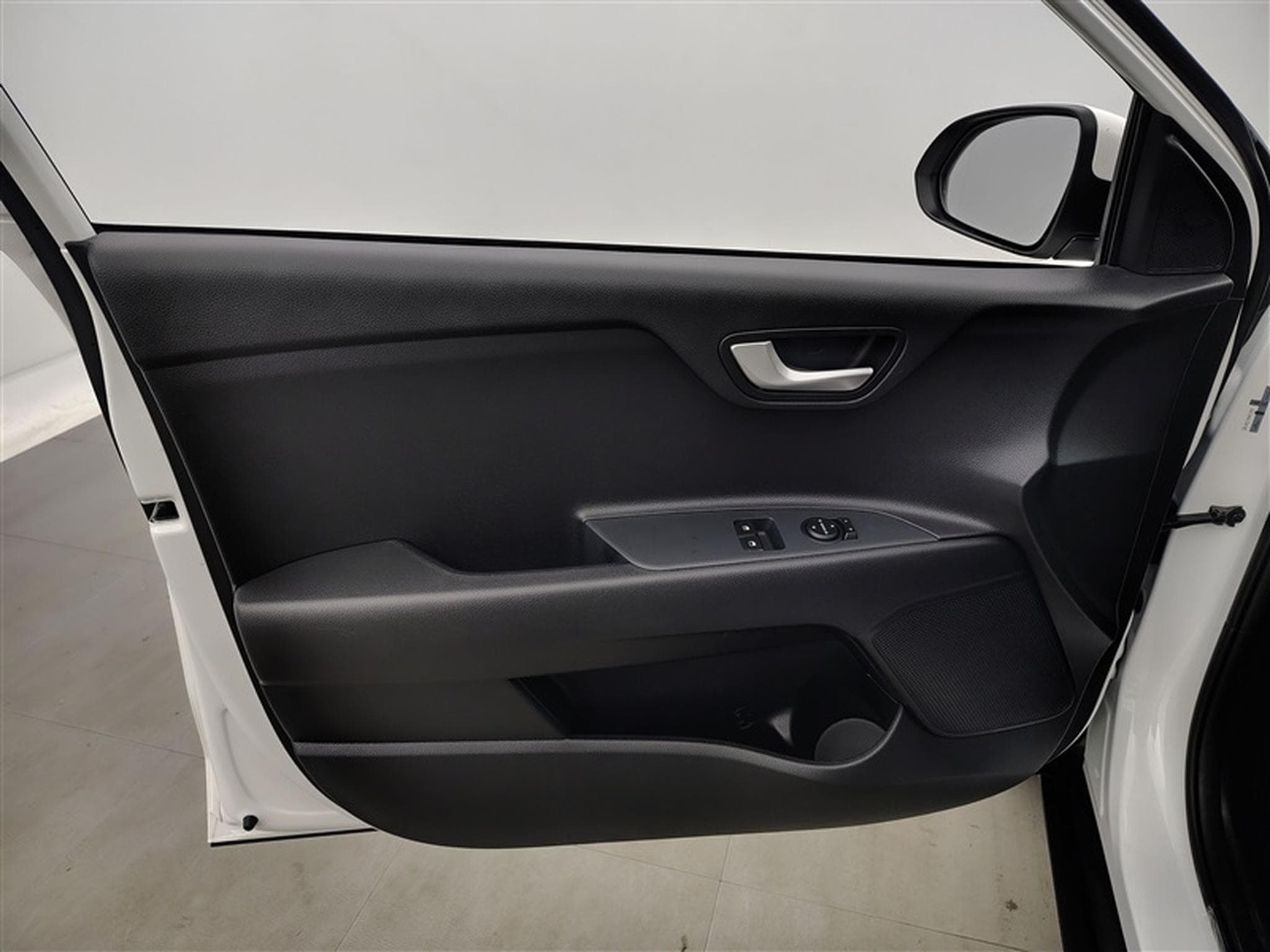 Kia Stonic 1.2i 84Cv Urban Edition NAVI / CARPLAY / CAMERA / ALU (2025) - Photo 16