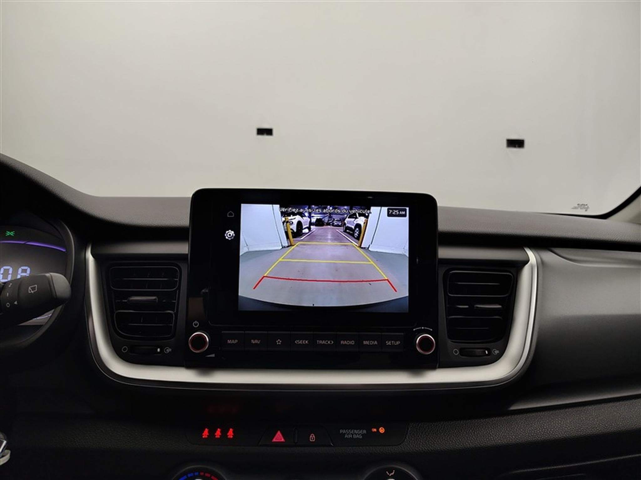 Kia Stonic 1.2i 84Cv Urban Edition NAVI / CARPLAY / CAMERA / ALU (2025) - Photo 17