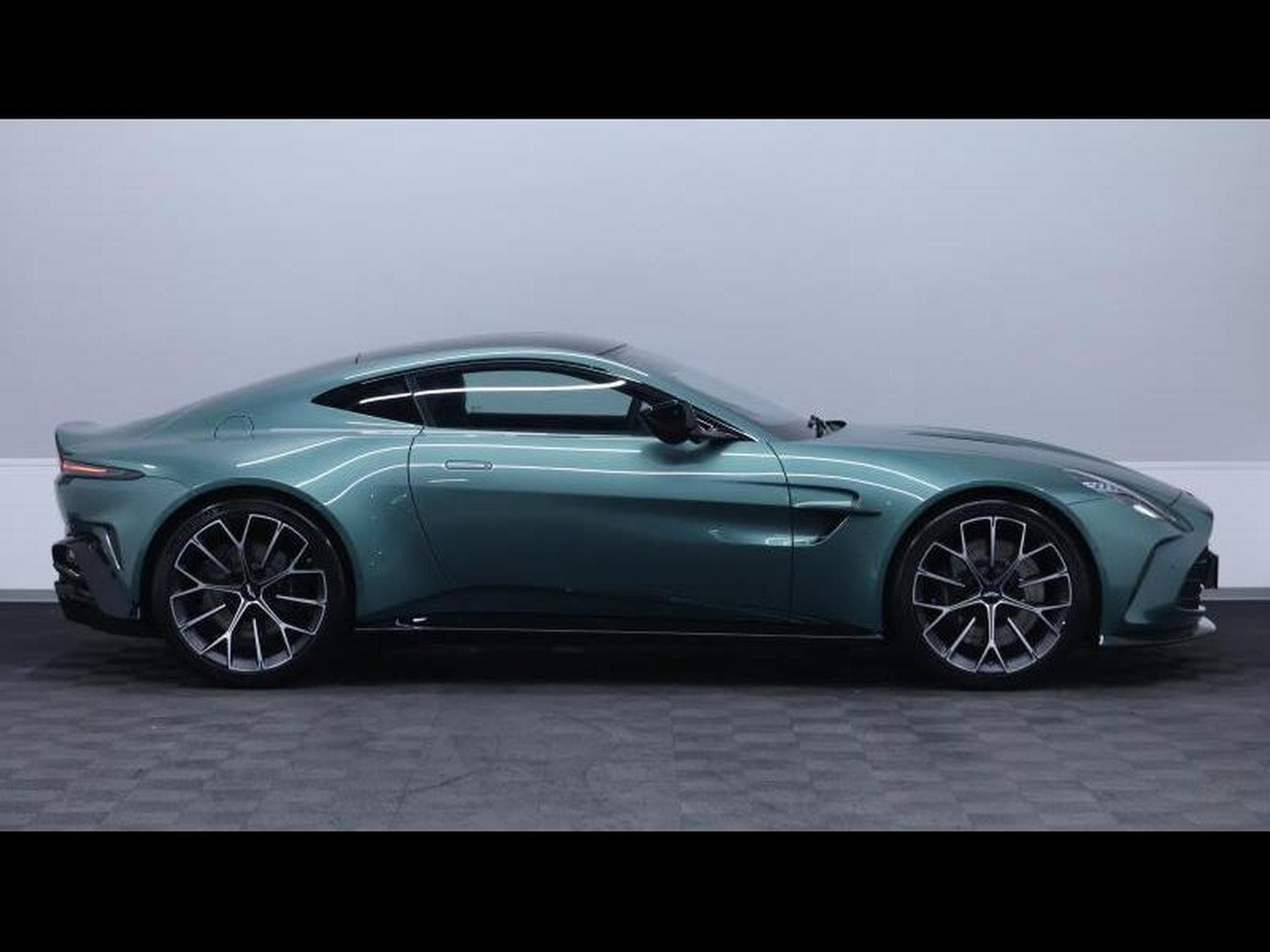 Aston-Martin V8 Vantage New Vantage V8 (2025) - Photo 4