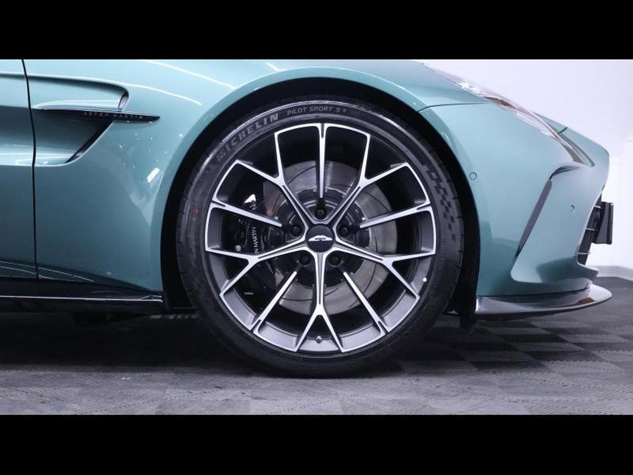 Aston-Martin V8 Vantage New Vantage V8 (2025) - Photo 8