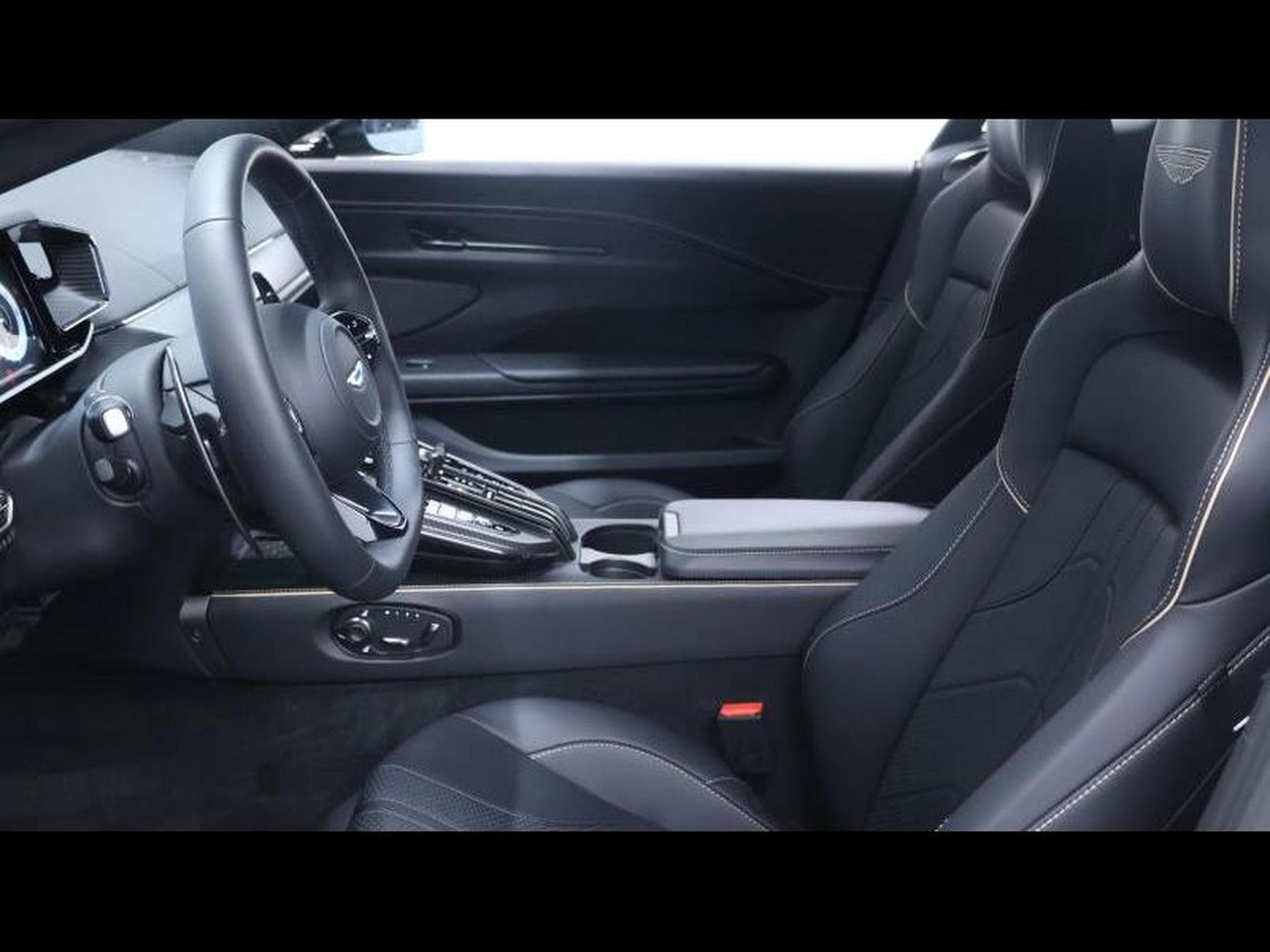Aston-Martin V8 Vantage New Vantage V8 (2025) - Photo 13
