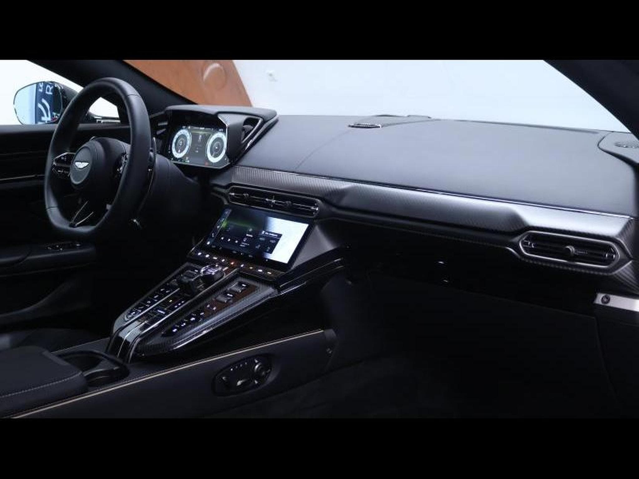 Aston-Martin V8 Vantage New Vantage V8 (2025) - Photo 18