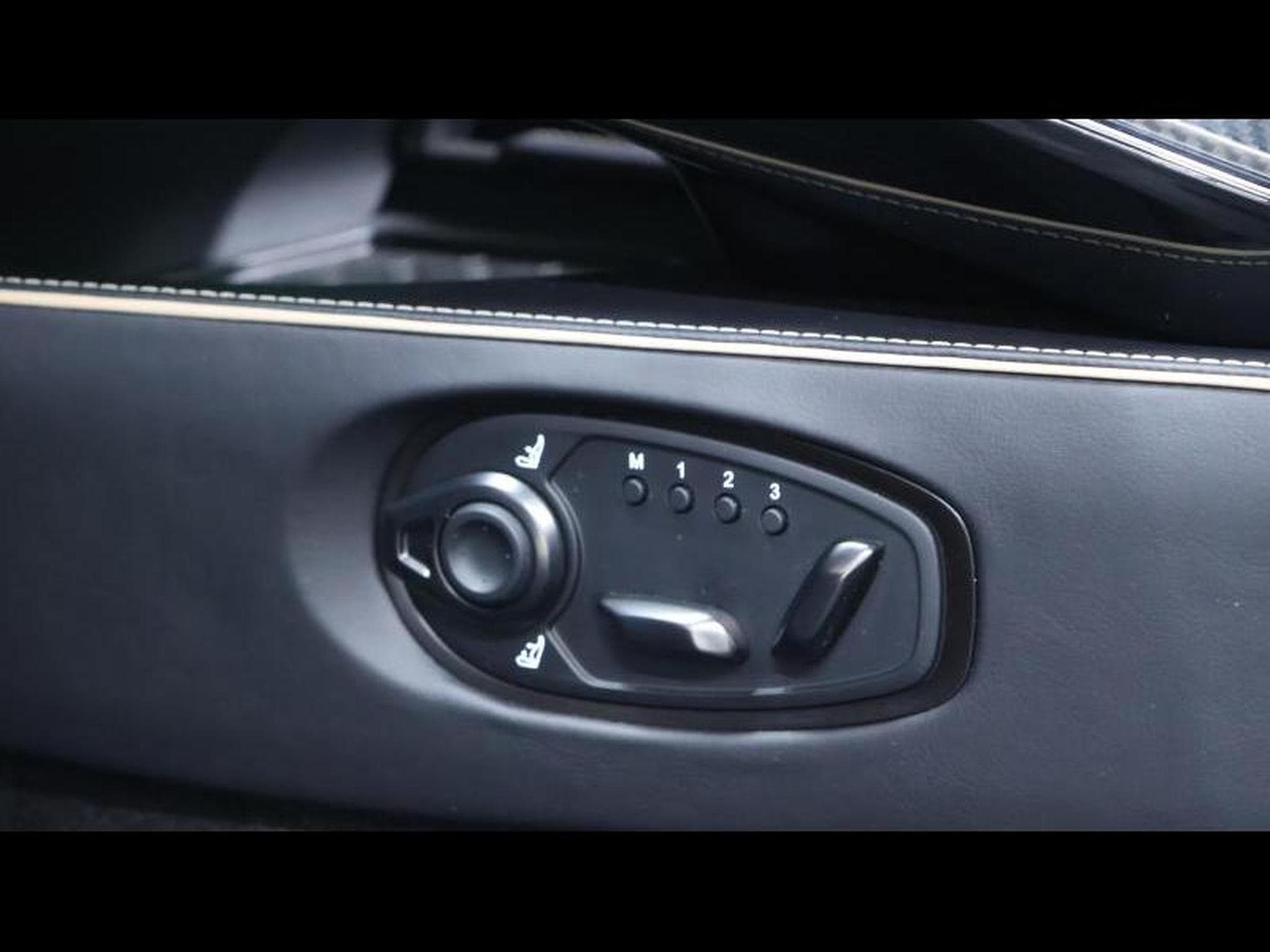 Aston-Martin V8 Vantage New Vantage V8 (2025) - Photo 29