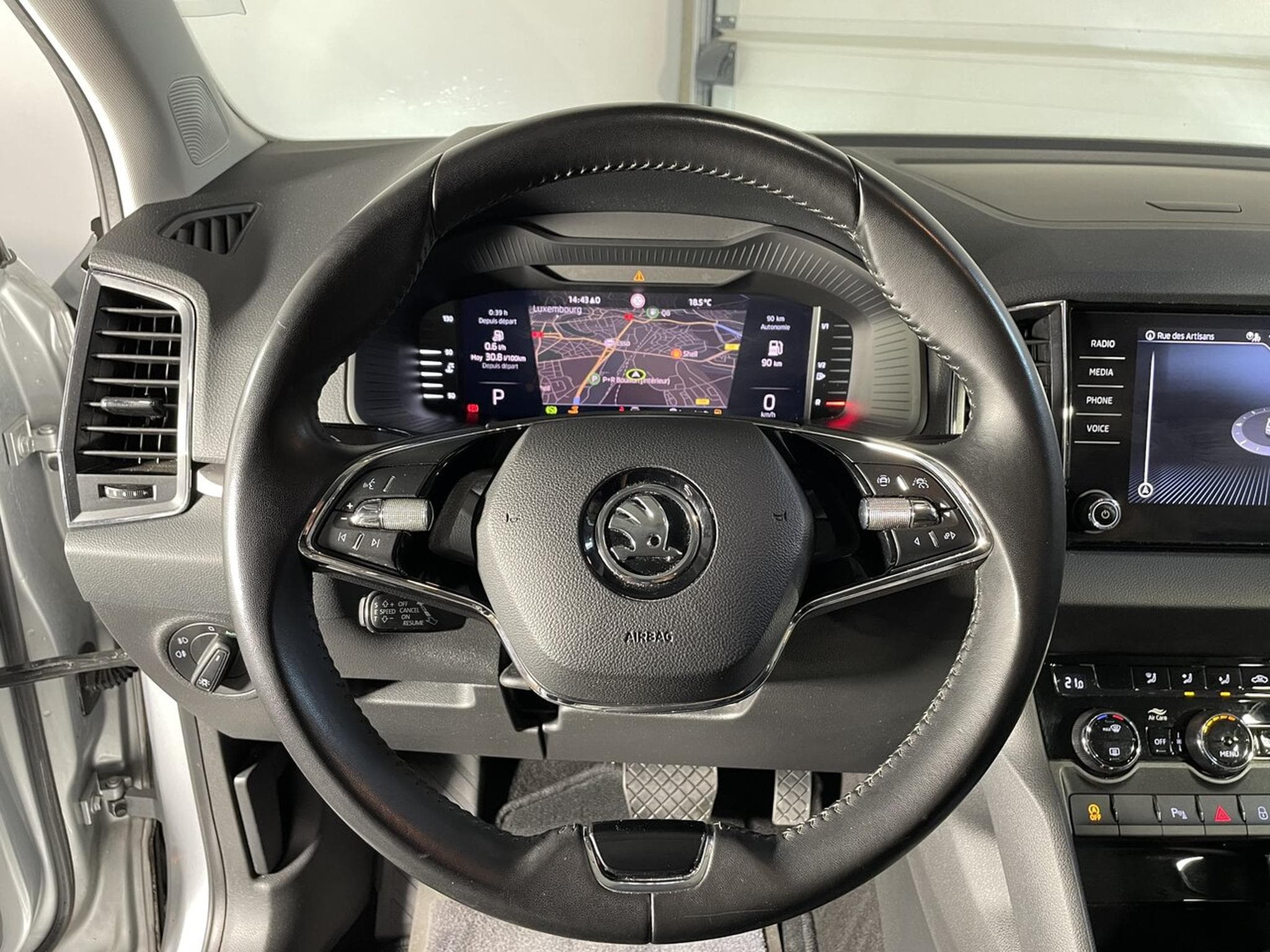 Skoda Karoq 2.0 TDI 115 DSG7 BUSINESS GPS CARPLAY (2023) - Foto 11