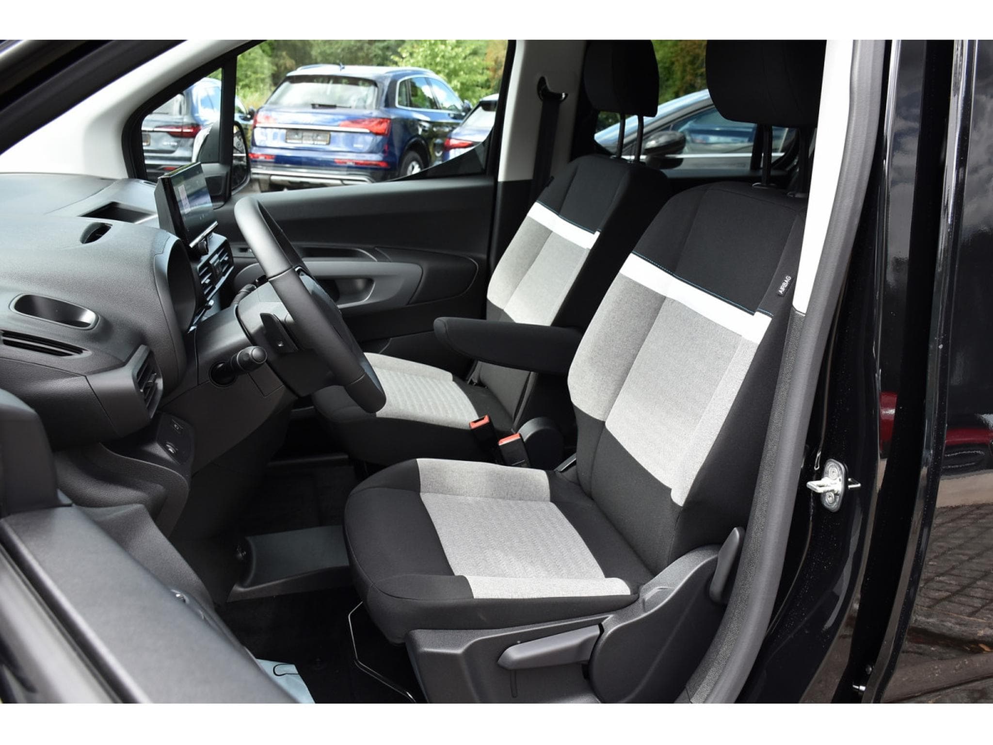 Citroën Berlingo 1.5 BlueHDI 130 EAT8 5 Pl. REGUL SMARTPHONE LED NEUF (2026) - Photo 5